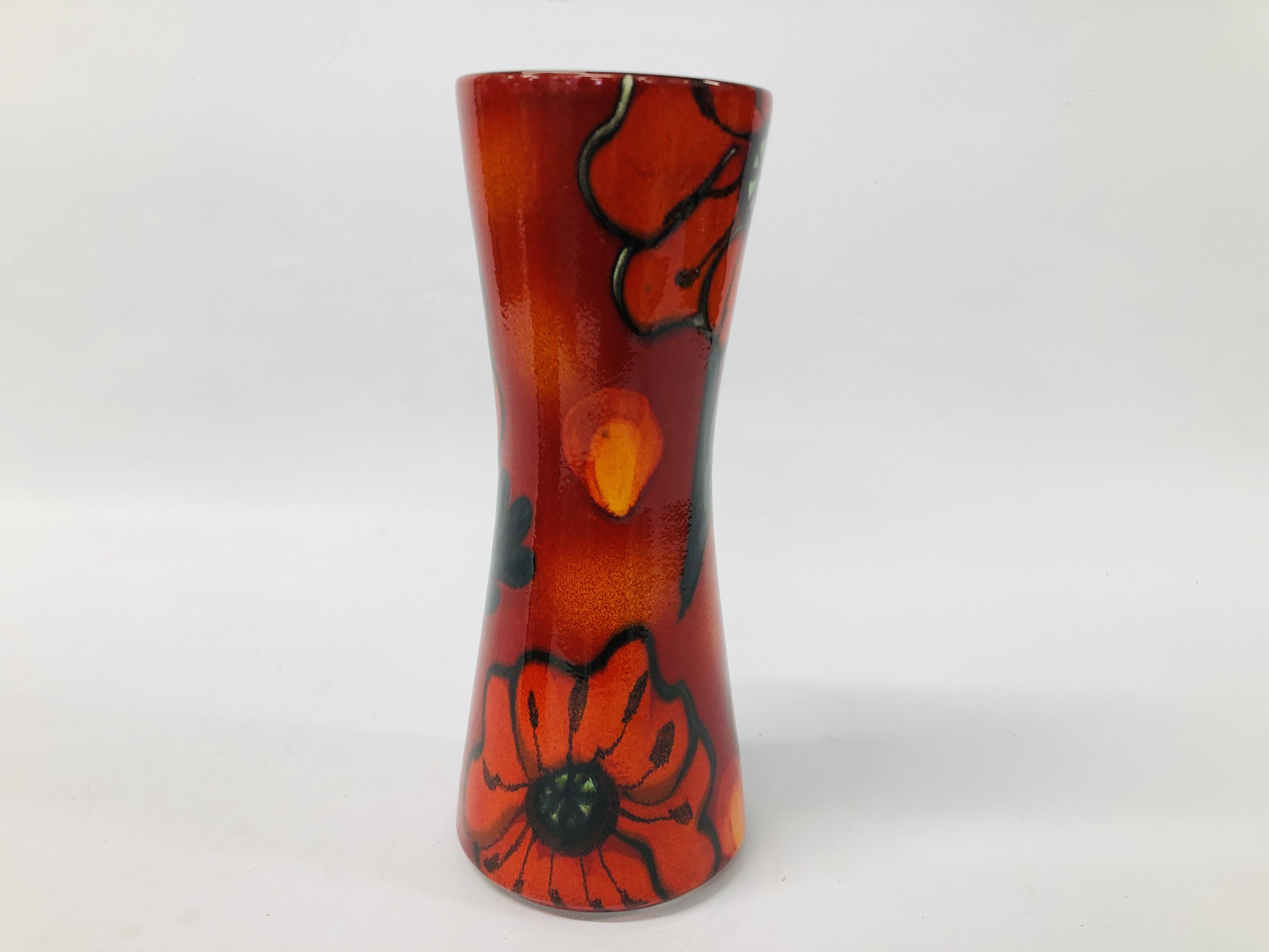 A POOLE POTTERY 'POPPYFIELD' HOURGLASS 24CM VASE WITH ORIGINAL BOX. - Image 3 of 6