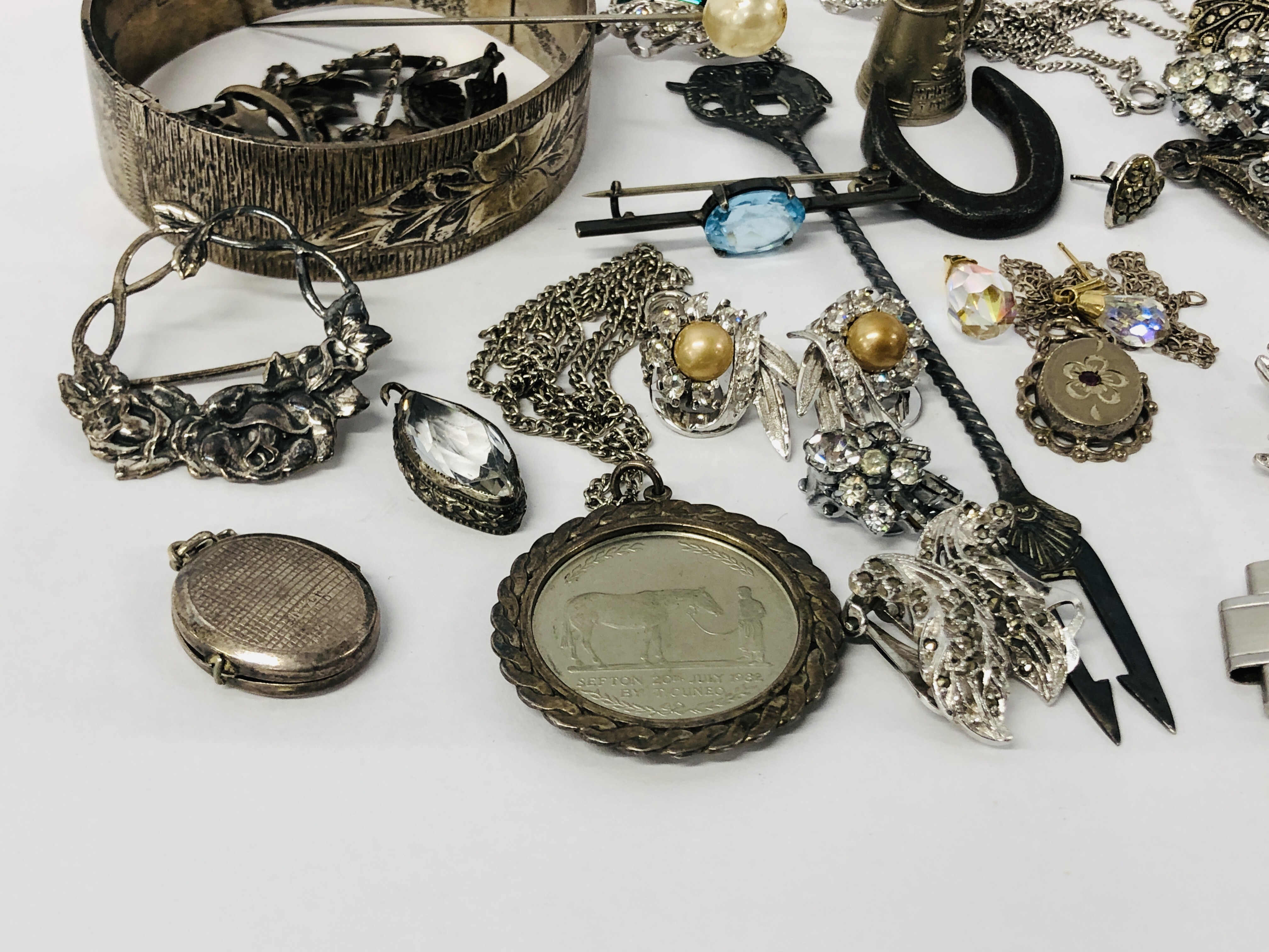 COLLECTION OF ASSORTED VINTAGE WHITE METAL AND SILVER JEWELLERY TO INCLUDE MARCASITE, - Image 2 of 8