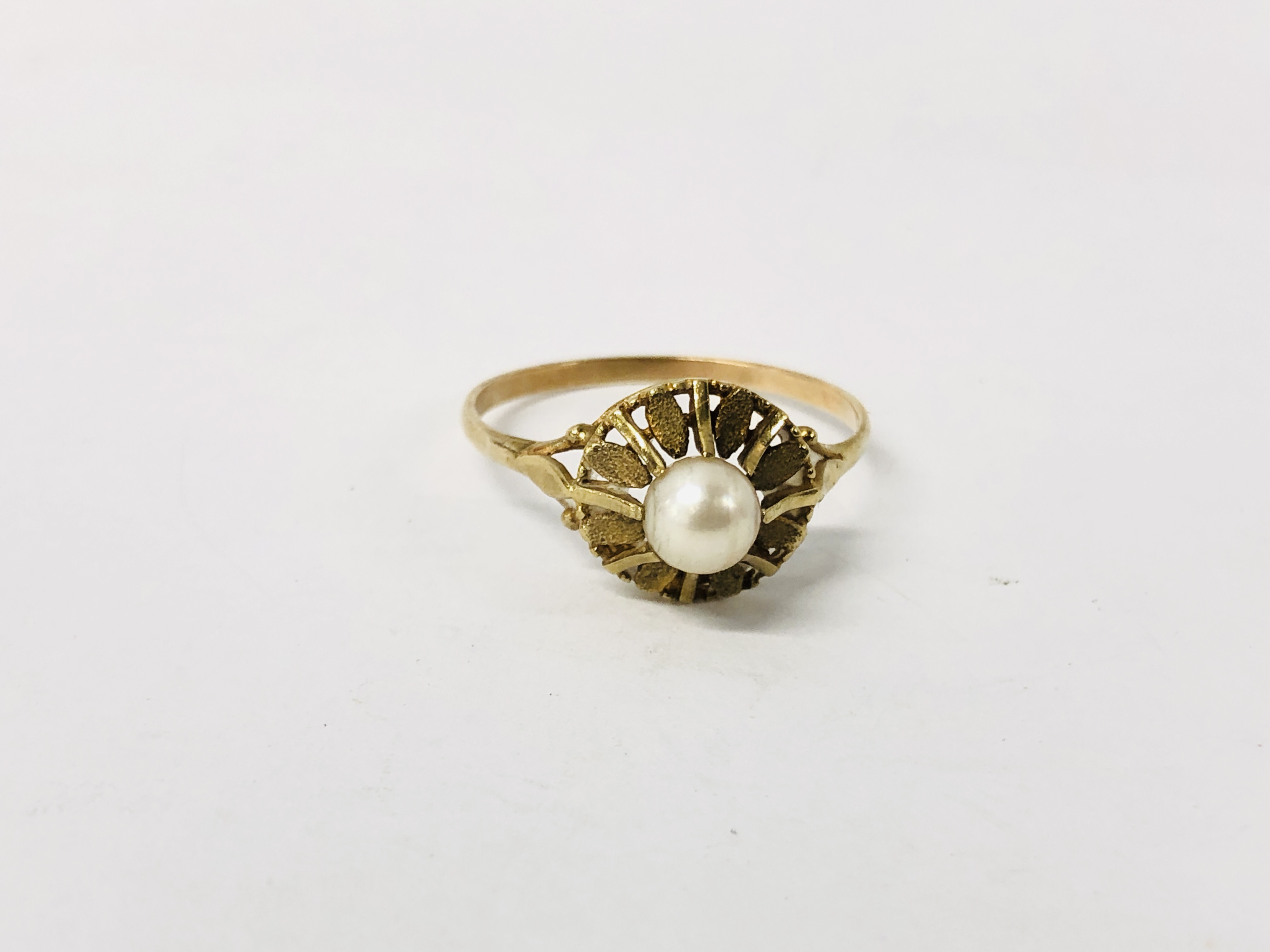A PEARL RING, A SINGLE CLAW SET STONE, ON AN UNMARKED YELLOW METAL BAND. - Image 6 of 8