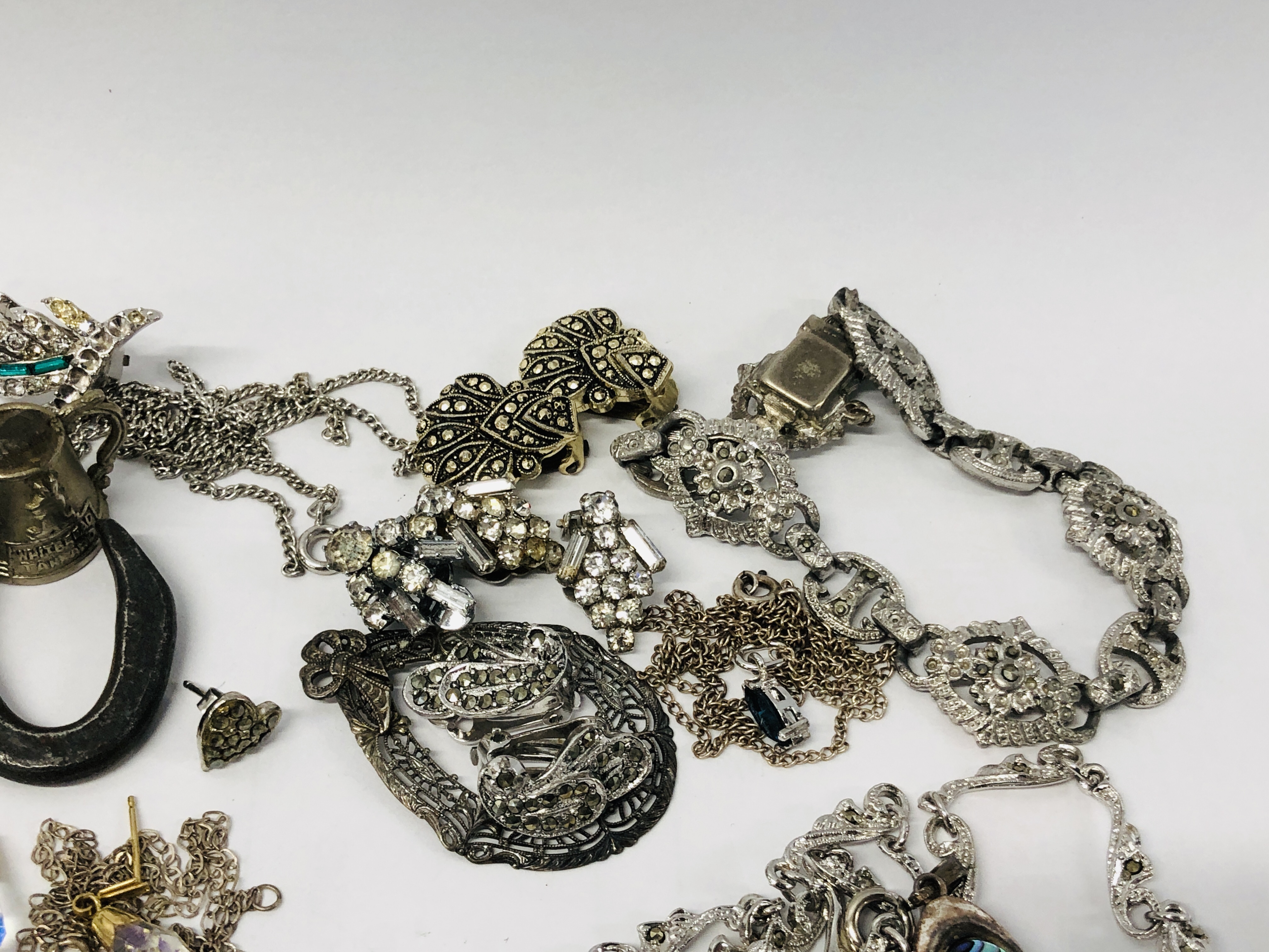 COLLECTION OF ASSORTED VINTAGE WHITE METAL AND SILVER JEWELLERY TO INCLUDE MARCASITE, - Image 4 of 8