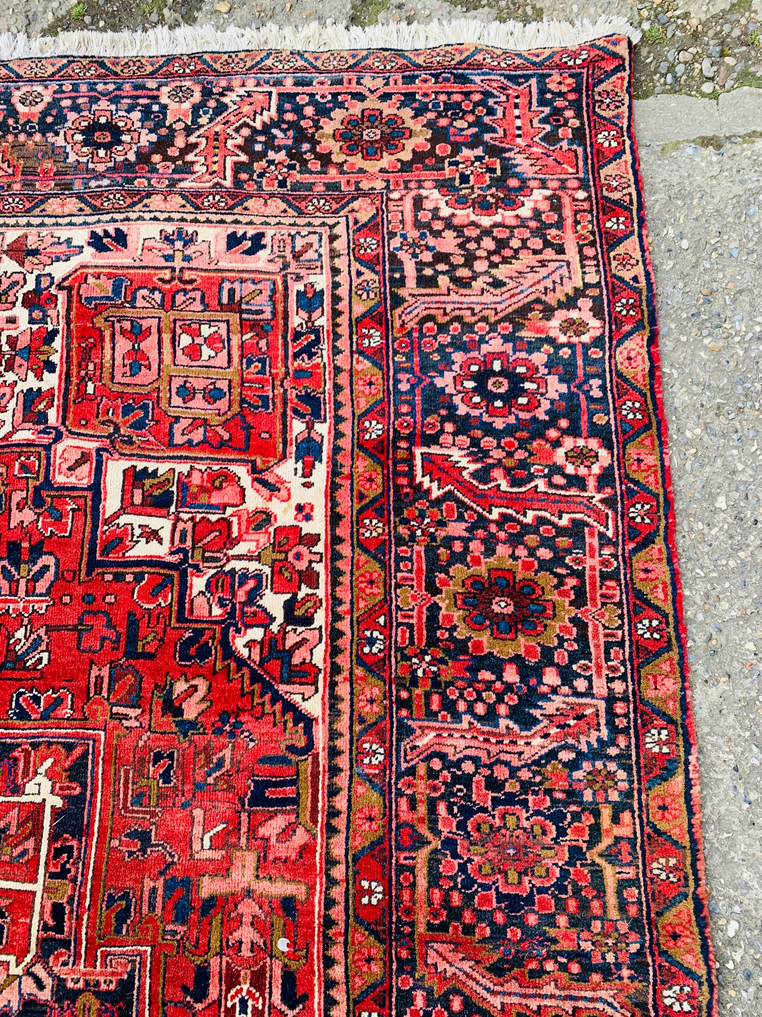 A GOOD QUALITY RED PATTERNED EASTERN CARPET 3.75M X 2.9M. - Image 8 of 15