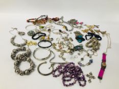 BOX OF ASSORTED COSTUME JEWELLERY AND BEADS, BANGLES AND BROOCHES, ETC.