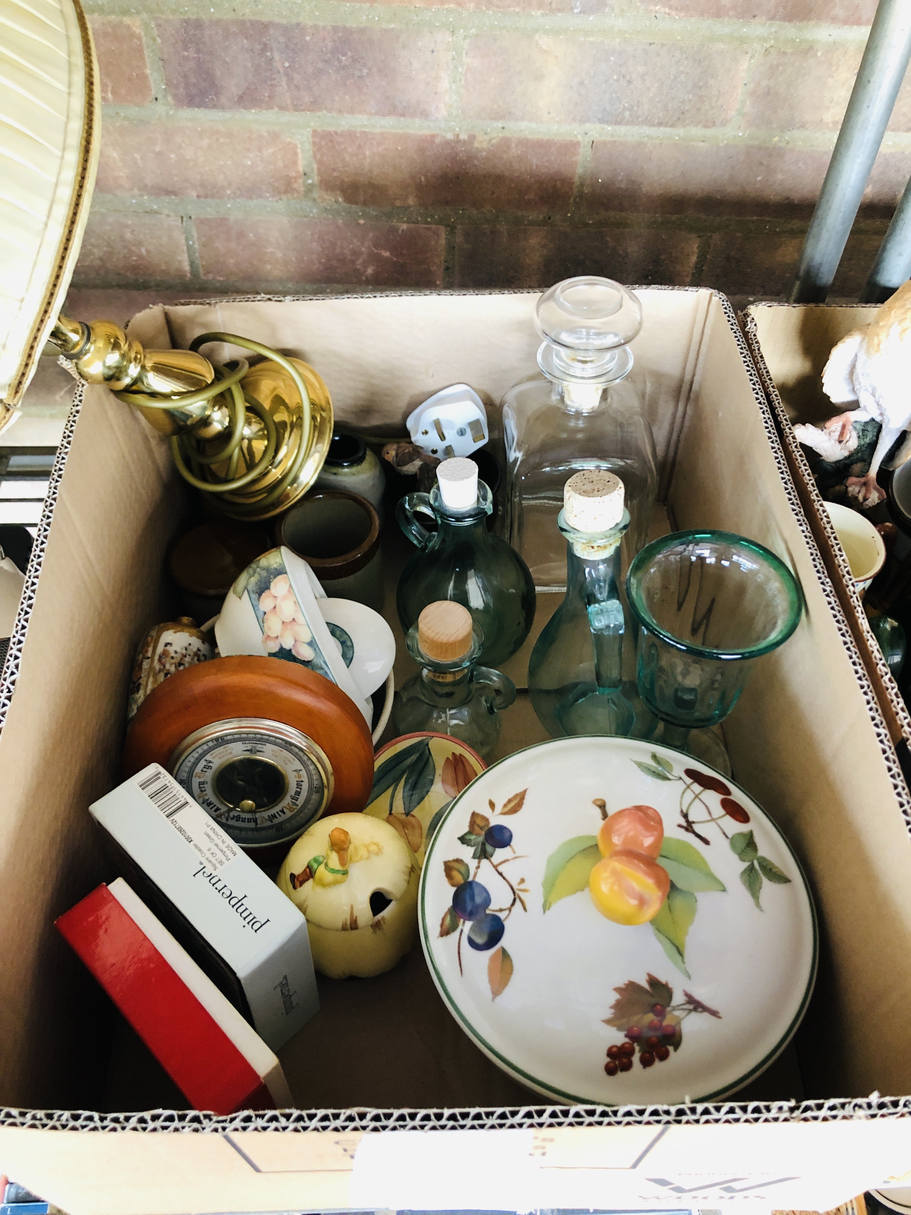 15 BOXES OF ASSORTED HOUSEHOLD SUNDRIES TO INCLUDE GLASS AND CHINA, ORNAMENTS, FRAMED PICTURES, - Image 9 of 27