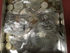 TIN OF GB COINS, PENNIES, SIXPENCES, ETC. ALSO SEVERAL COMMEMORATIVE 50p, TWO 1960 CROWNS, ETC.