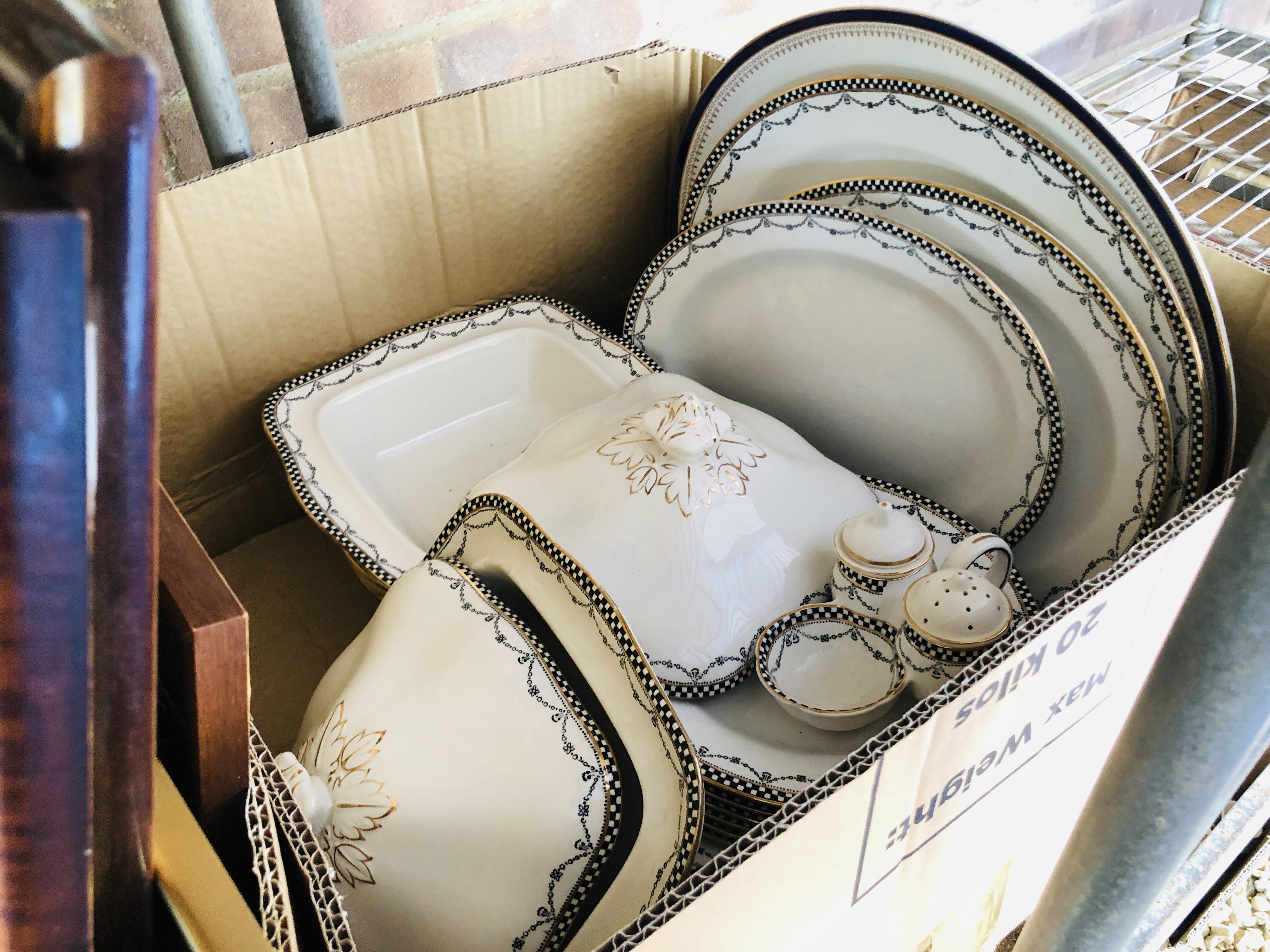 15 BOXES OF ASSORTED HOUSEHOLD SUNDRIES TO INCLUDE GLASS AND CHINA, ORNAMENTS, FRAMED PICTURES, - Image 26 of 27