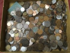 BOX OF MIXED UK AND OVERSEAS COINS.