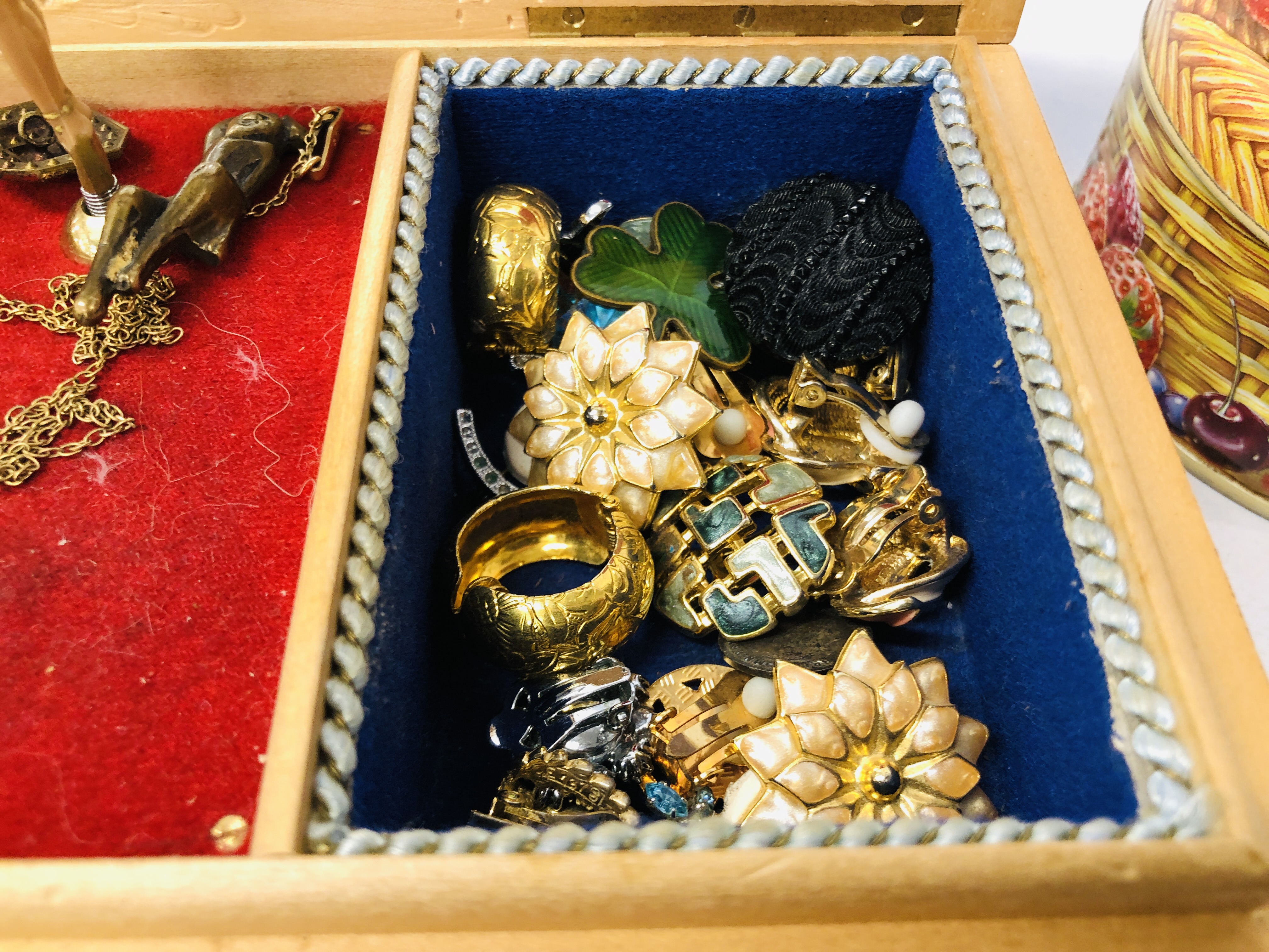 MUSICAL JEWELLERY BOX AND CONTENTS TO INCLUDE VARIOUS COSTUME JEWELLERY CLIP ON EARRINGS, - Image 7 of 10