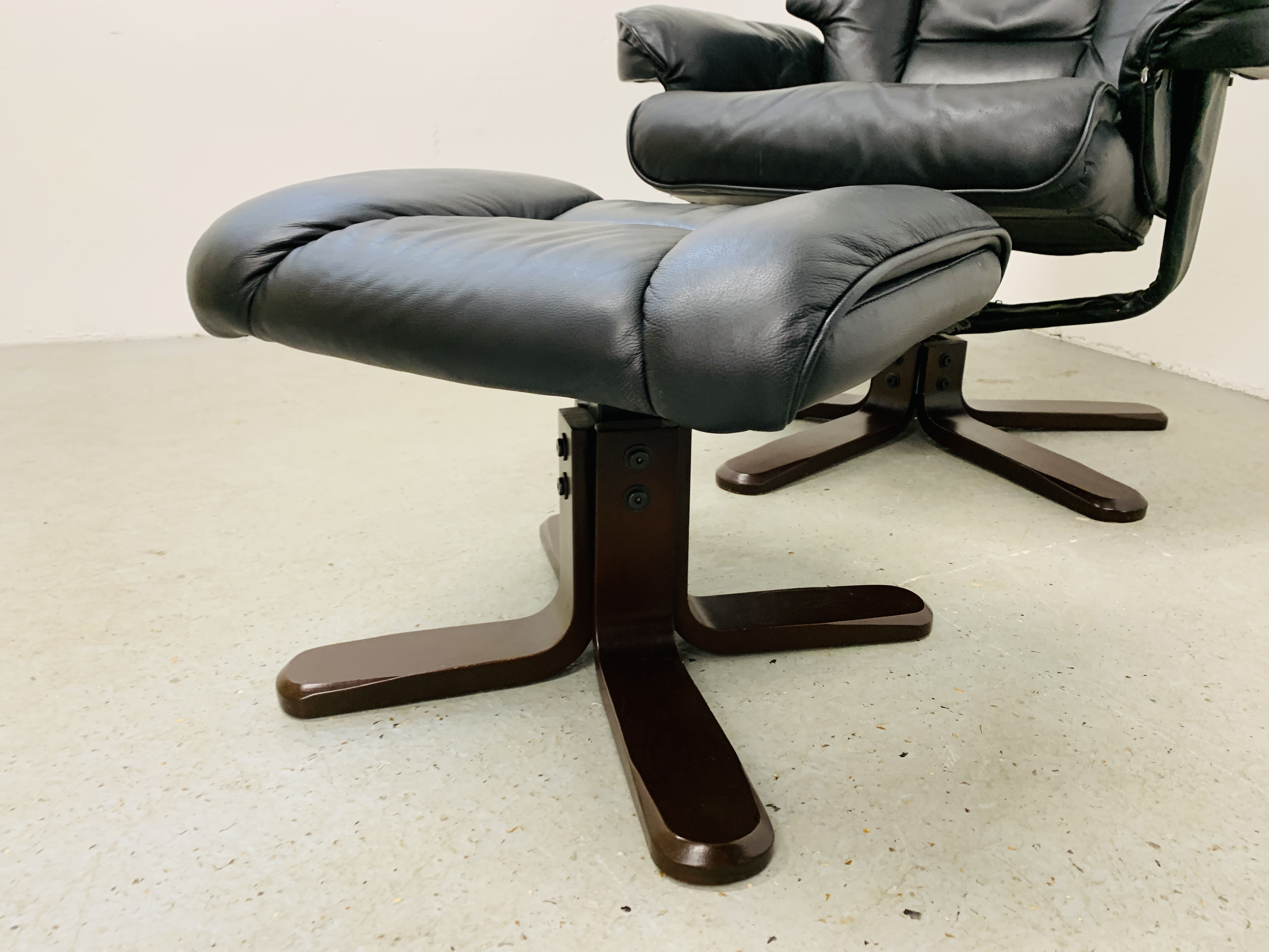 A BLACK LEATHER RELAXER CHAIR AND MATCHING FOOT STOOL. - Image 7 of 8