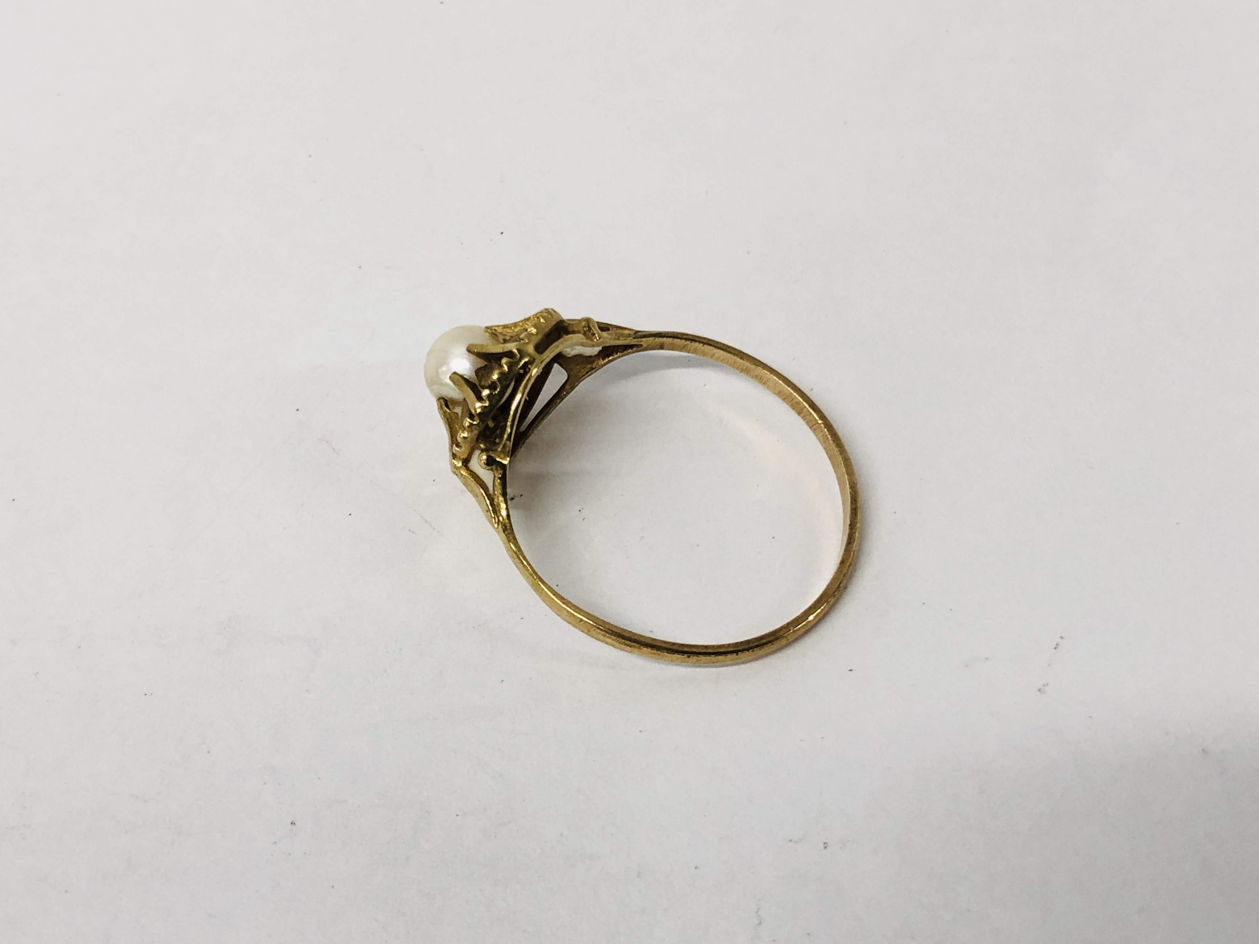 A PEARL RING, A SINGLE CLAW SET STONE, ON AN UNMARKED YELLOW METAL BAND. - Image 5 of 8