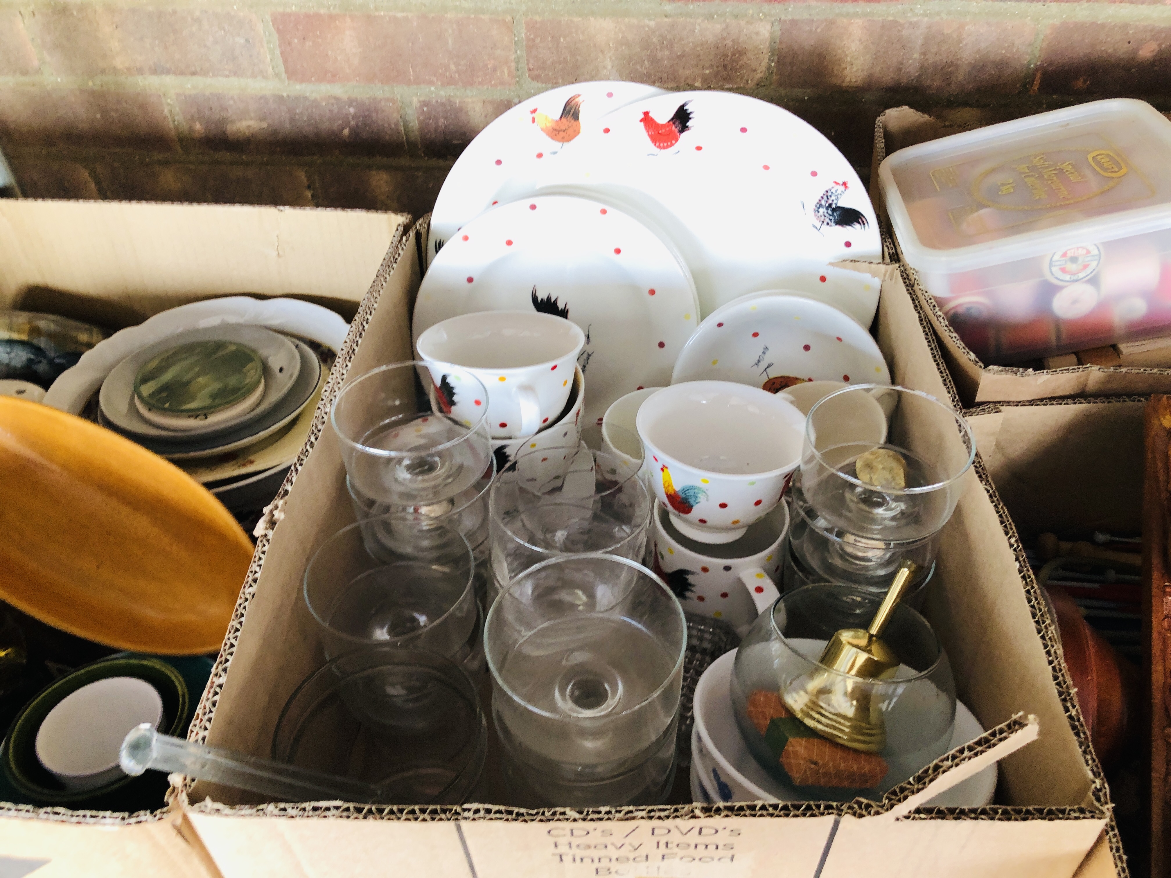 15 BOXES OF ASSORTED HOUSEHOLD SUNDRIES TO INCLUDE GLASS AND CHINA, ORNAMENTS, FRAMED PICTURES, - Image 12 of 27