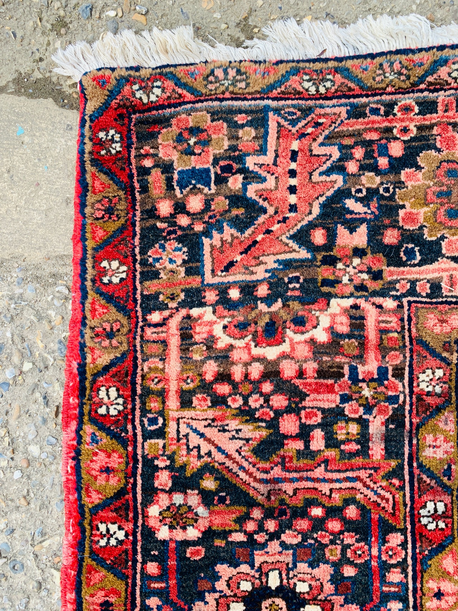 A GOOD QUALITY RED PATTERNED EASTERN CARPET 3.75M X 2.9M. - Image 11 of 15