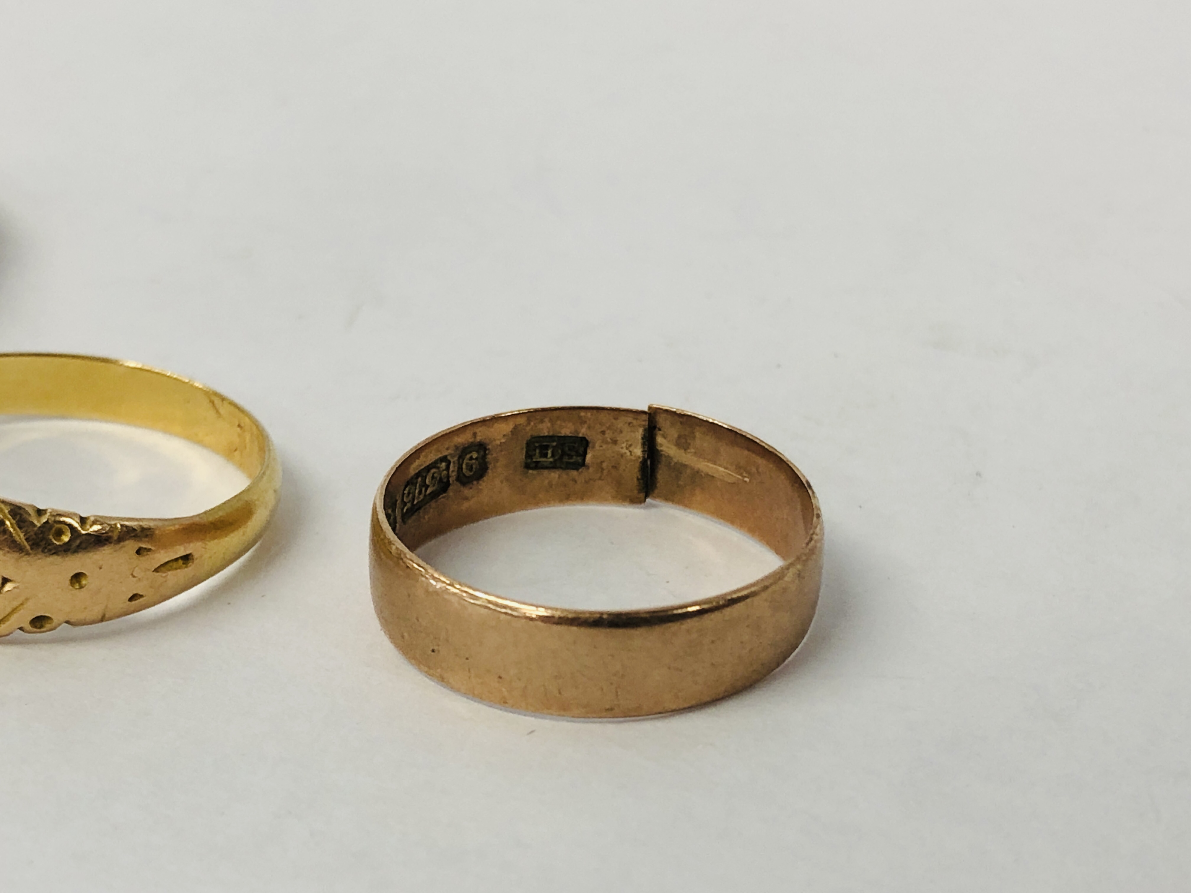 A 9CT GOLD WEDDING BAND (CUT), - Image 3 of 10
