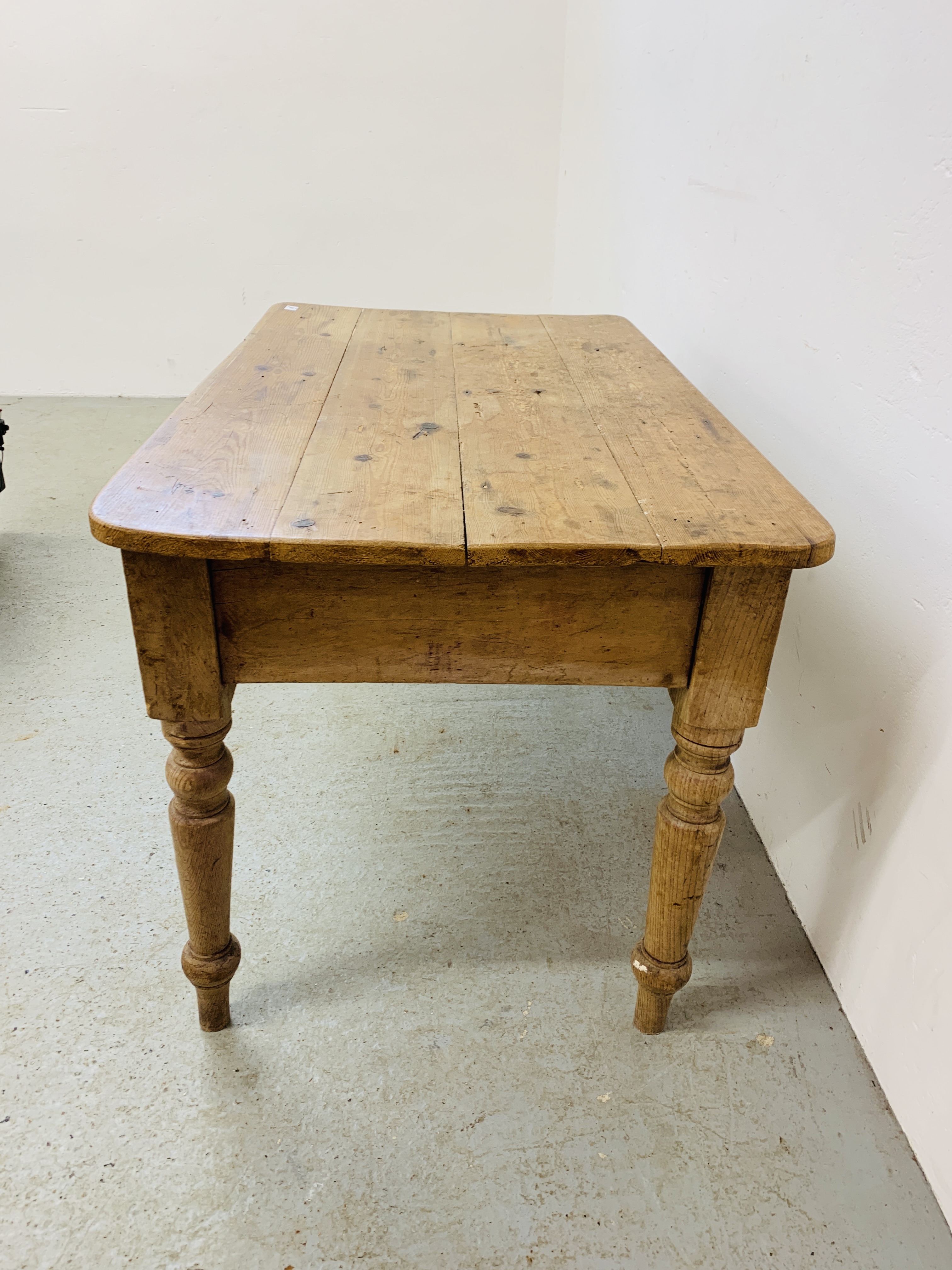 AN ANTIQUE PINE KITCHEN TABLE WITH TURNED LEGS WIDTH 65CM. - Image 7 of 7