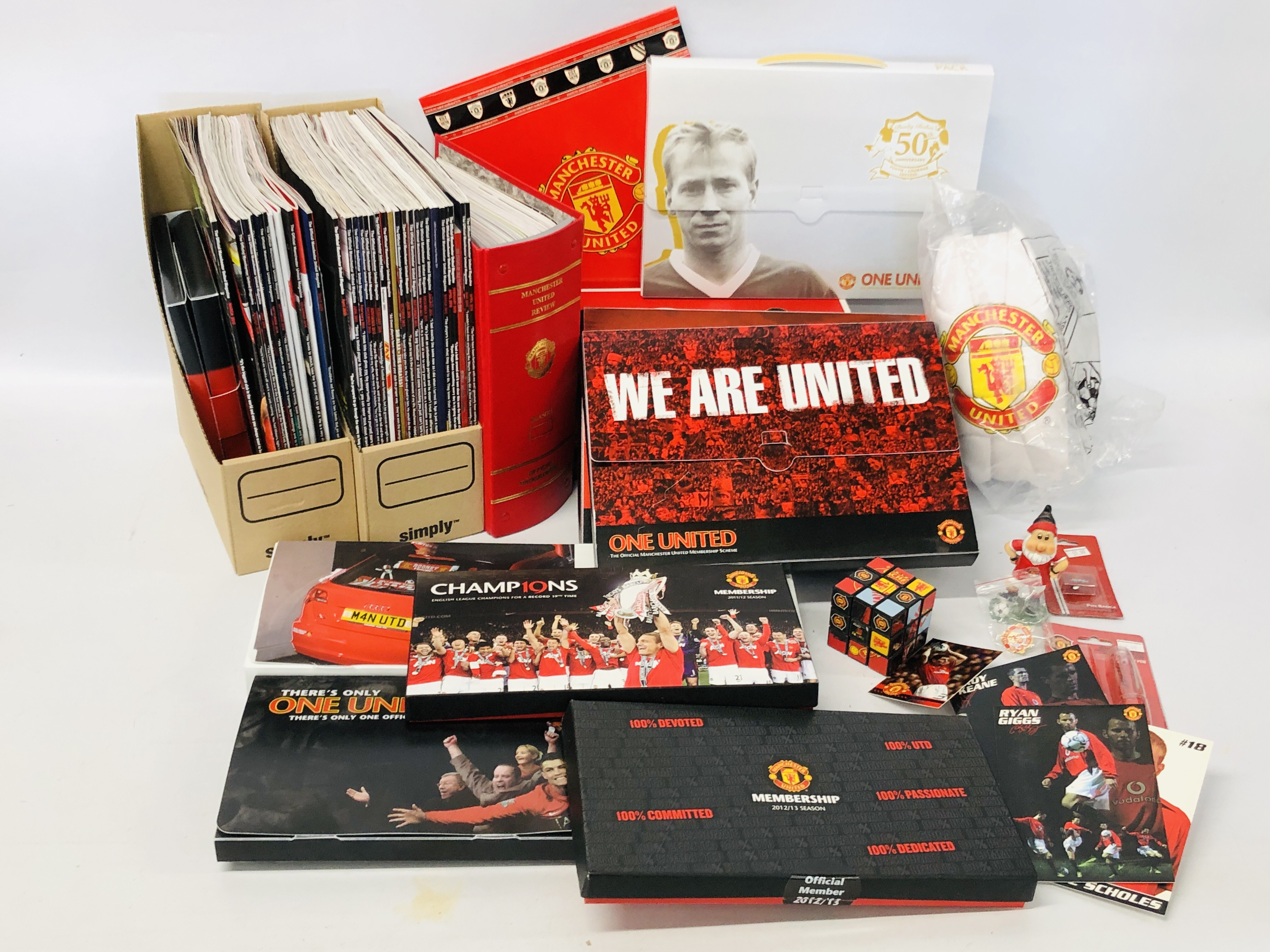 MANCHESTER UNITED MEMORABILIA TO INCLUDE MAGAZINES, BALL, ETC.