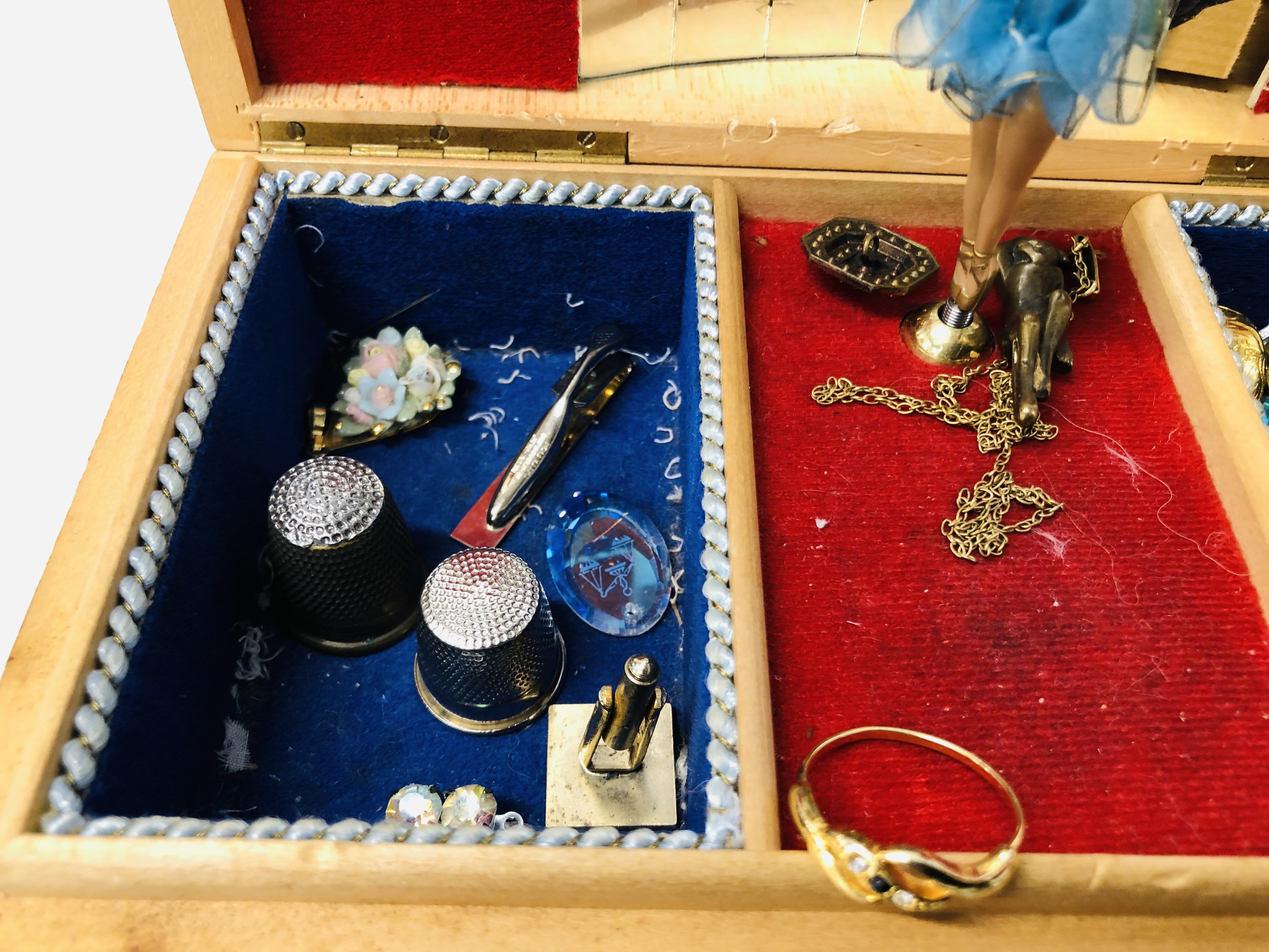 MUSICAL JEWELLERY BOX AND CONTENTS TO INCLUDE VARIOUS COSTUME JEWELLERY CLIP ON EARRINGS, - Image 8 of 10