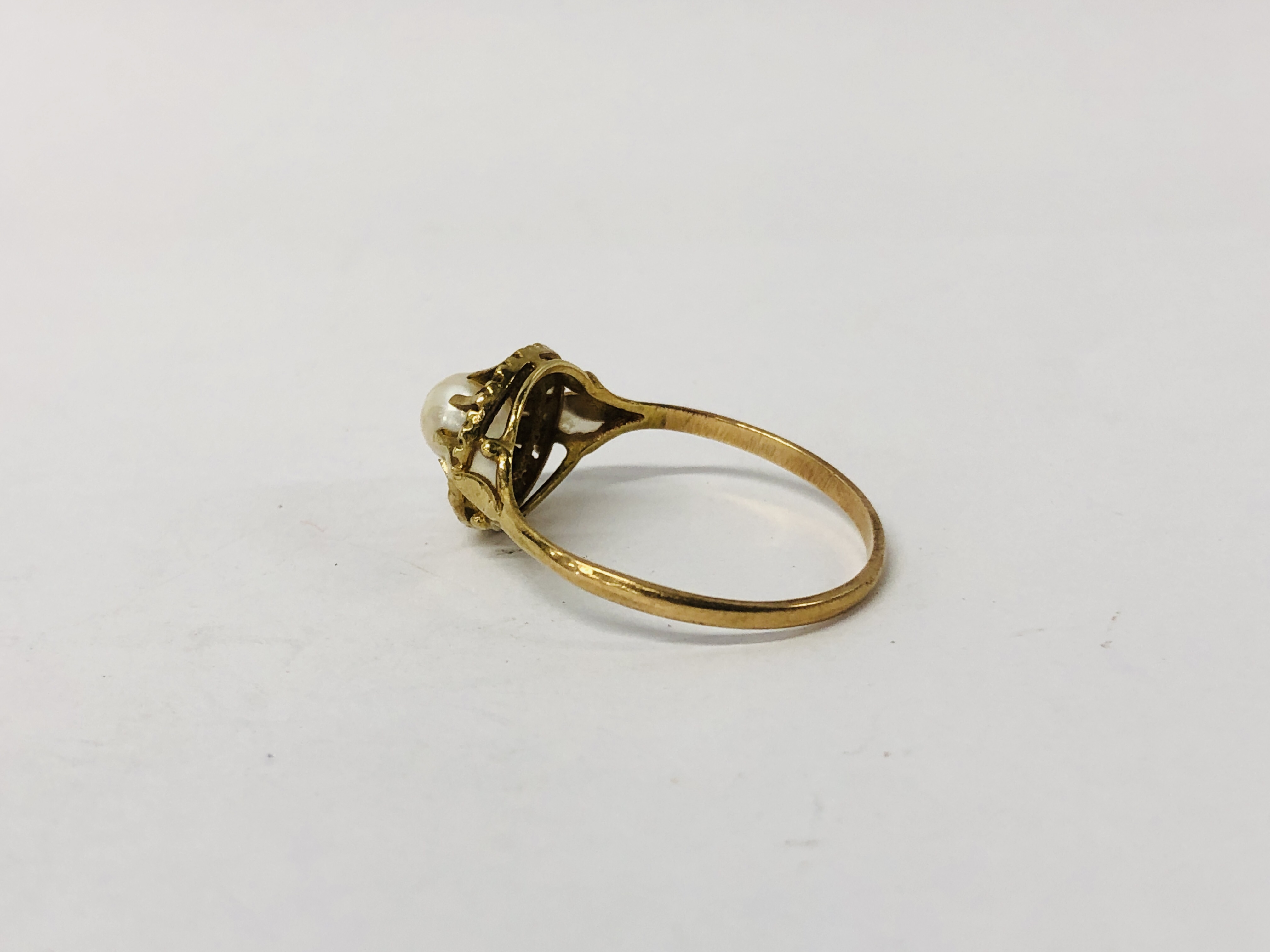 A PEARL RING, A SINGLE CLAW SET STONE, ON AN UNMARKED YELLOW METAL BAND. - Image 4 of 8