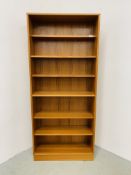 A TEAK FINISH FULL HEIGHT BOOKSHELF WITH SEVEN TIER ADJUSTABLE SHELVING WIDTH 81CM. DEPTH 28CM.