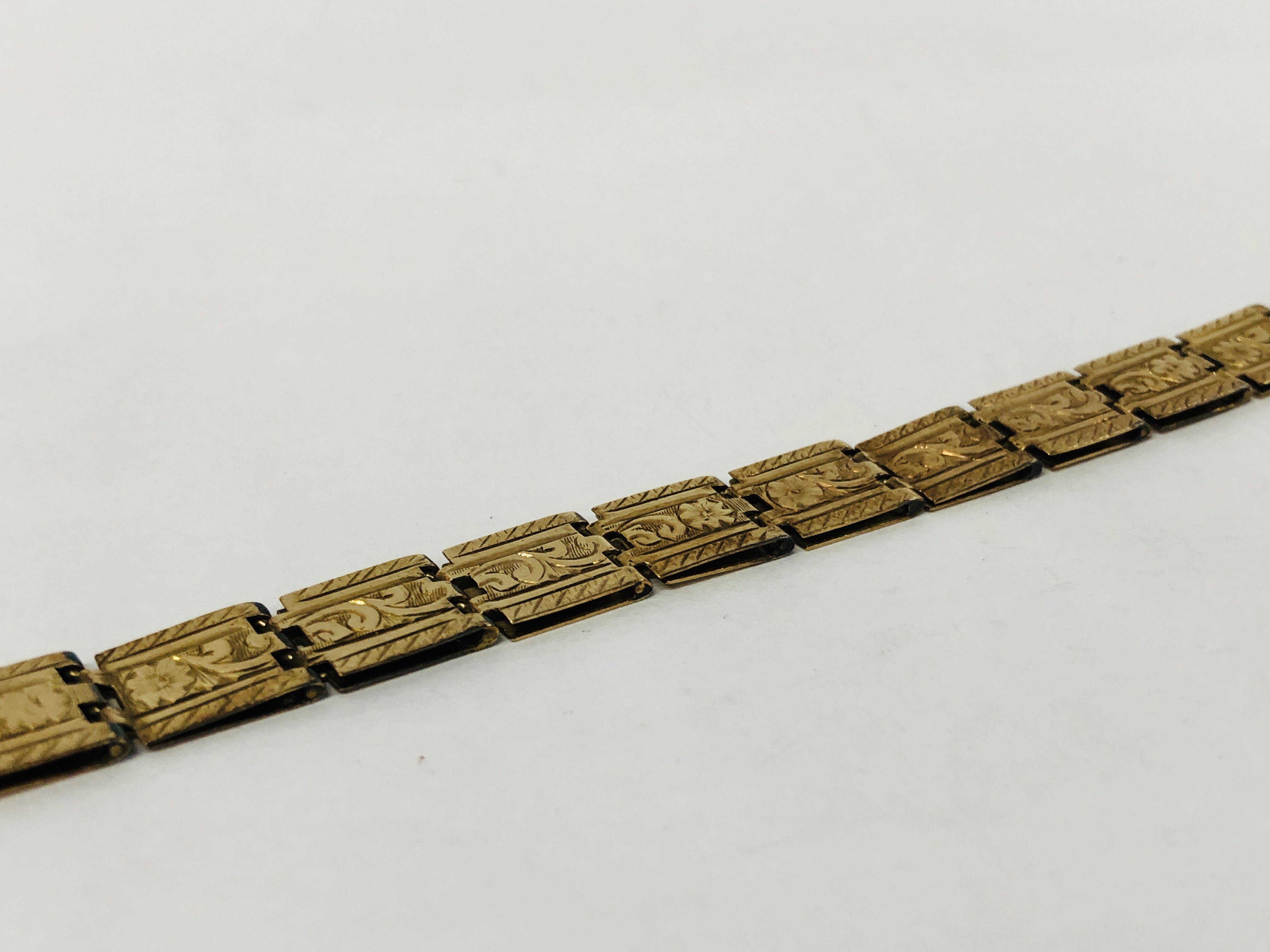 A YELLOW METAL BRACELET, UNMARKED (LACKING CLASP). - Image 3 of 10