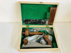 FAITHFULL TOOLS WOODEN CASED CARPENTRY TOOL KIT CONTAINING No.