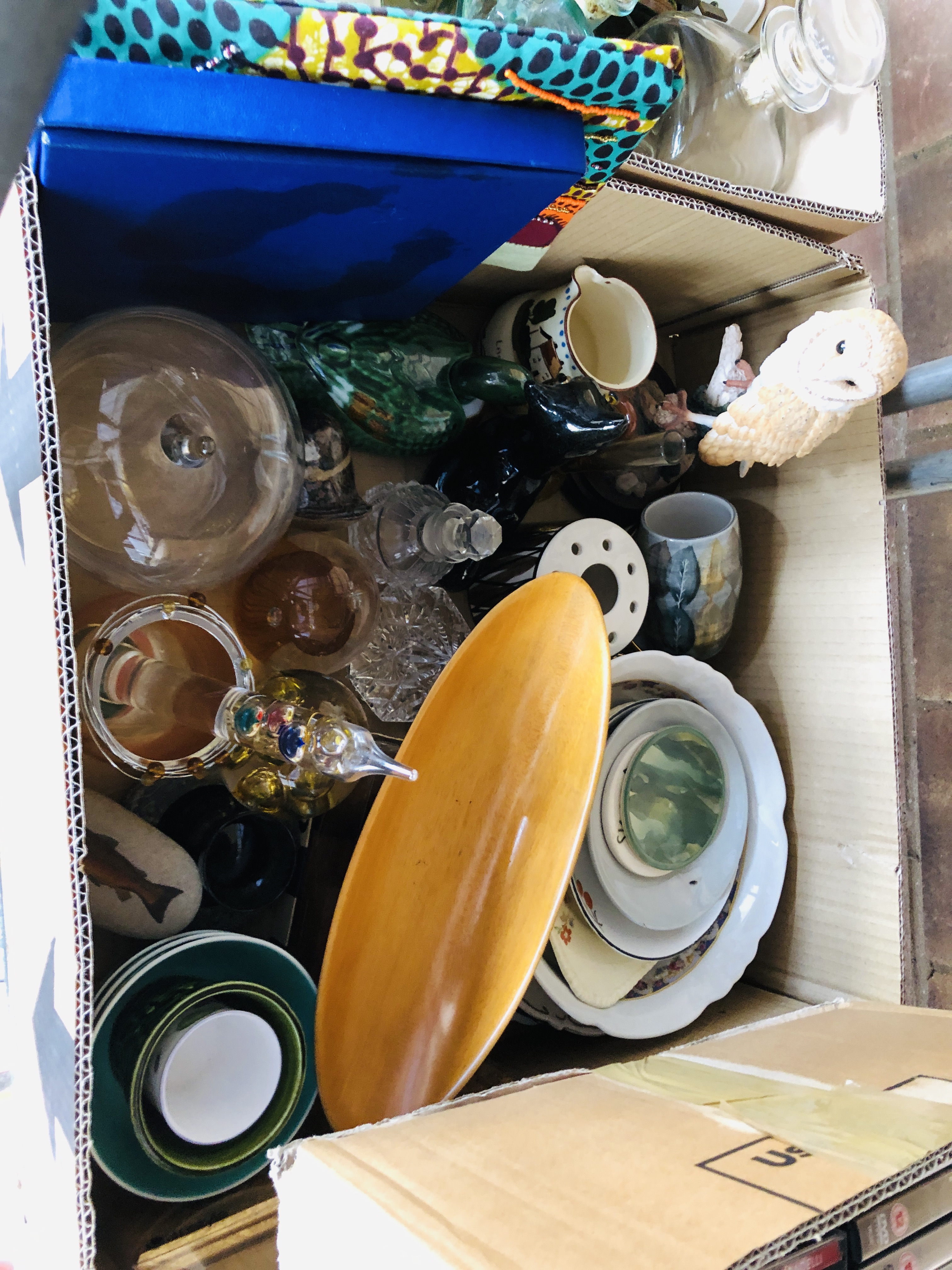 15 BOXES OF ASSORTED HOUSEHOLD SUNDRIES TO INCLUDE GLASS AND CHINA, ORNAMENTS, FRAMED PICTURES, - Image 10 of 27
