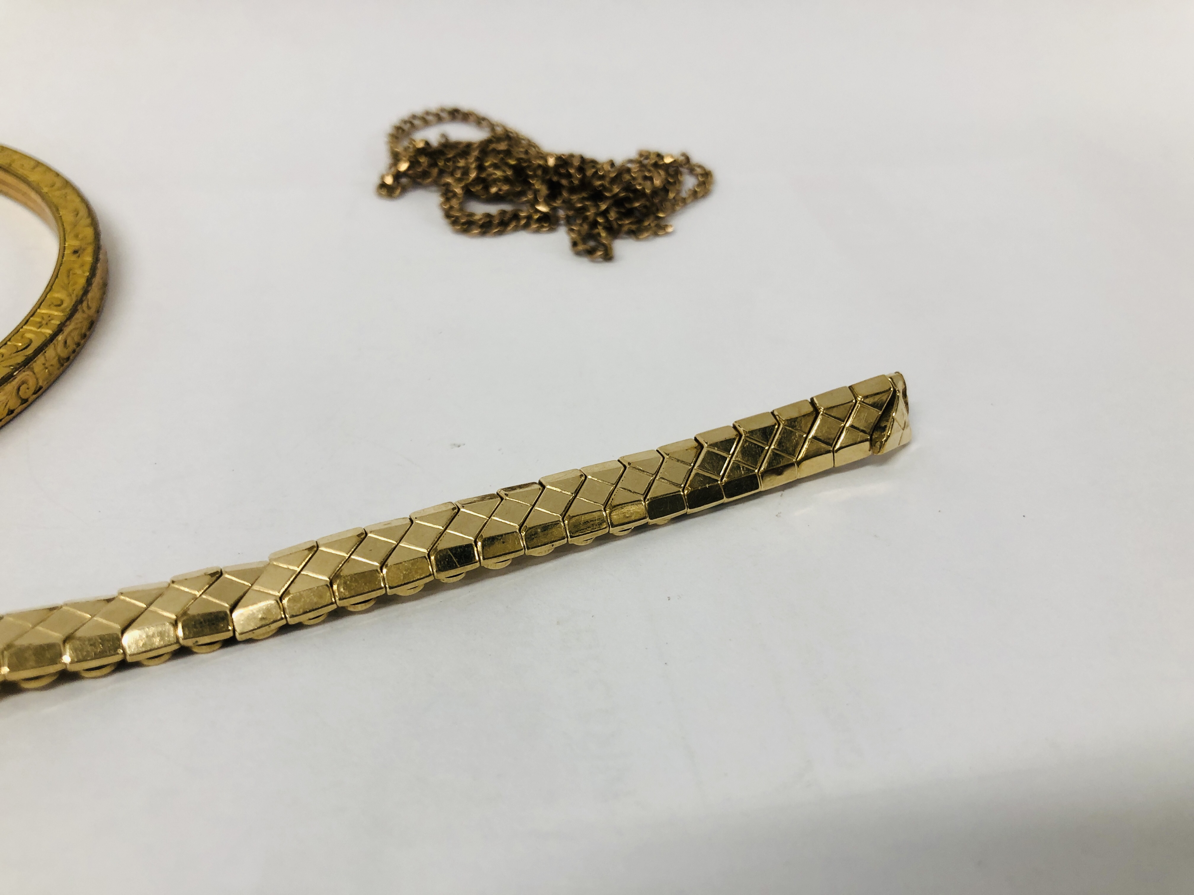 A VINTAGE GOLD PLATED BANGLE, ROLLED GOLD WATCH STRAP, YELLOW METAL CHAIN A/F. - Image 5 of 13