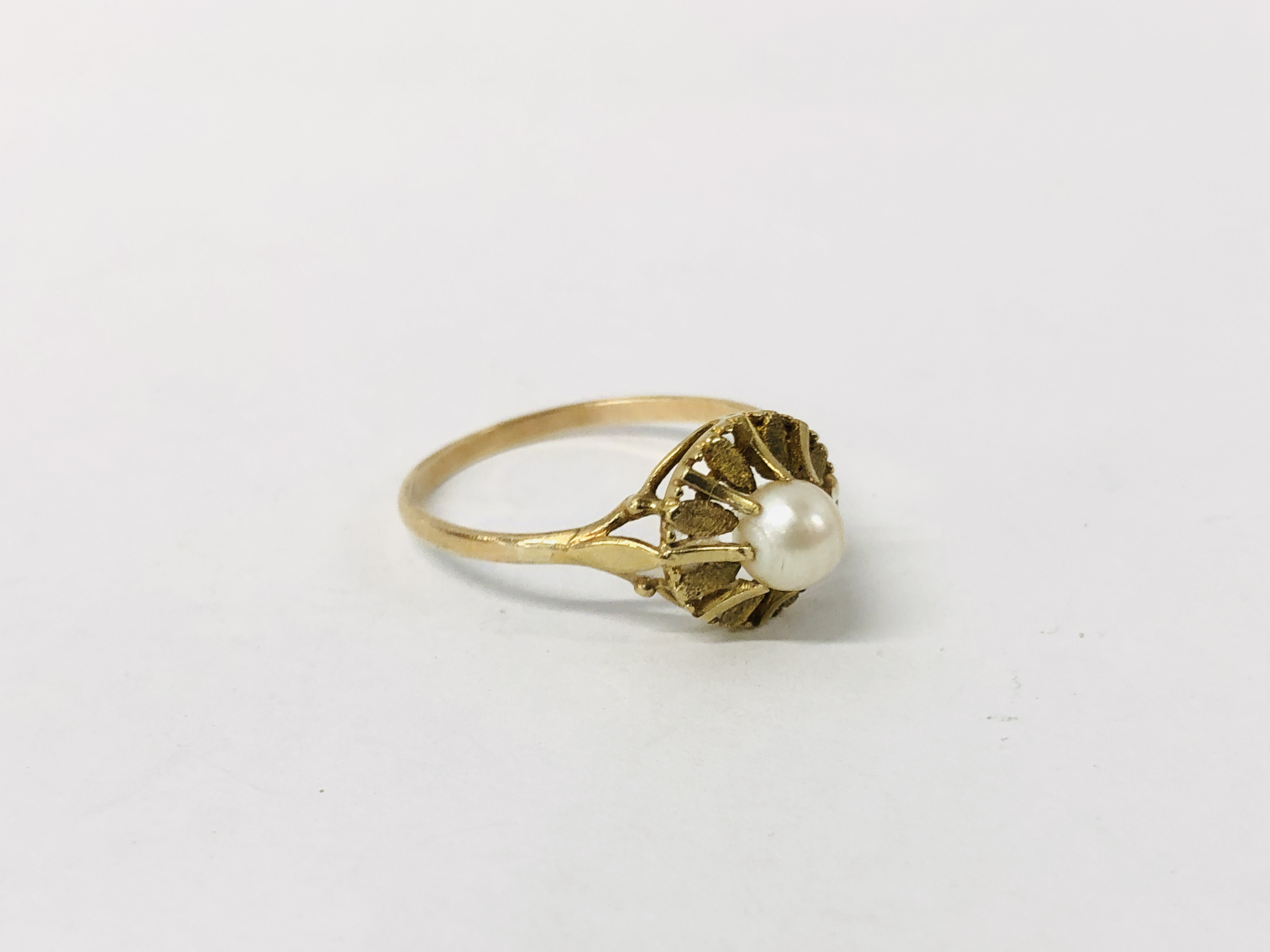 A PEARL RING, A SINGLE CLAW SET STONE, ON AN UNMARKED YELLOW METAL BAND. - Image 2 of 8