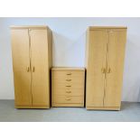 A PAIR OF MODERN 2 OAK FINISH WARDROBES AND MATCHING 5 DRAWER CHEST (WARDROBE 76 X 51 X 185CM).