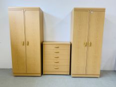 A PAIR OF MODERN 2 OAK FINISH WARDROBES AND MATCHING 5 DRAWER CHEST (WARDROBE 76 X 51 X 185CM).