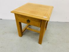 A SOLID OAK SINGLE DRAWER SIDE TABLE WITH STRETCHER BASE 55CM. X 55CM.