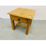 A SOLID OAK SINGLE DRAWER SIDE TABLE WITH STRETCHER BASE 55CM. X 55CM.