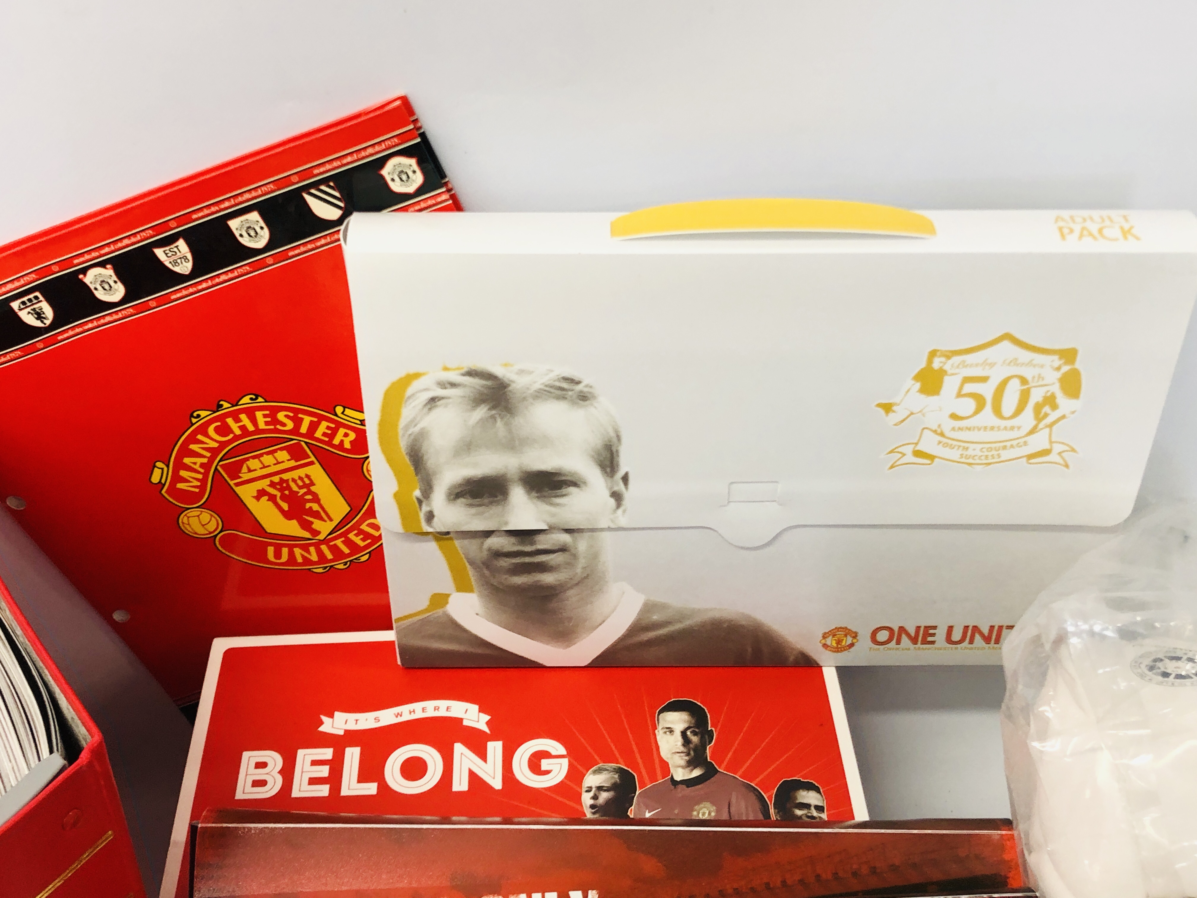 MANCHESTER UNITED MEMORABILIA TO INCLUDE MAGAZINES, BALL, ETC. - Image 4 of 10