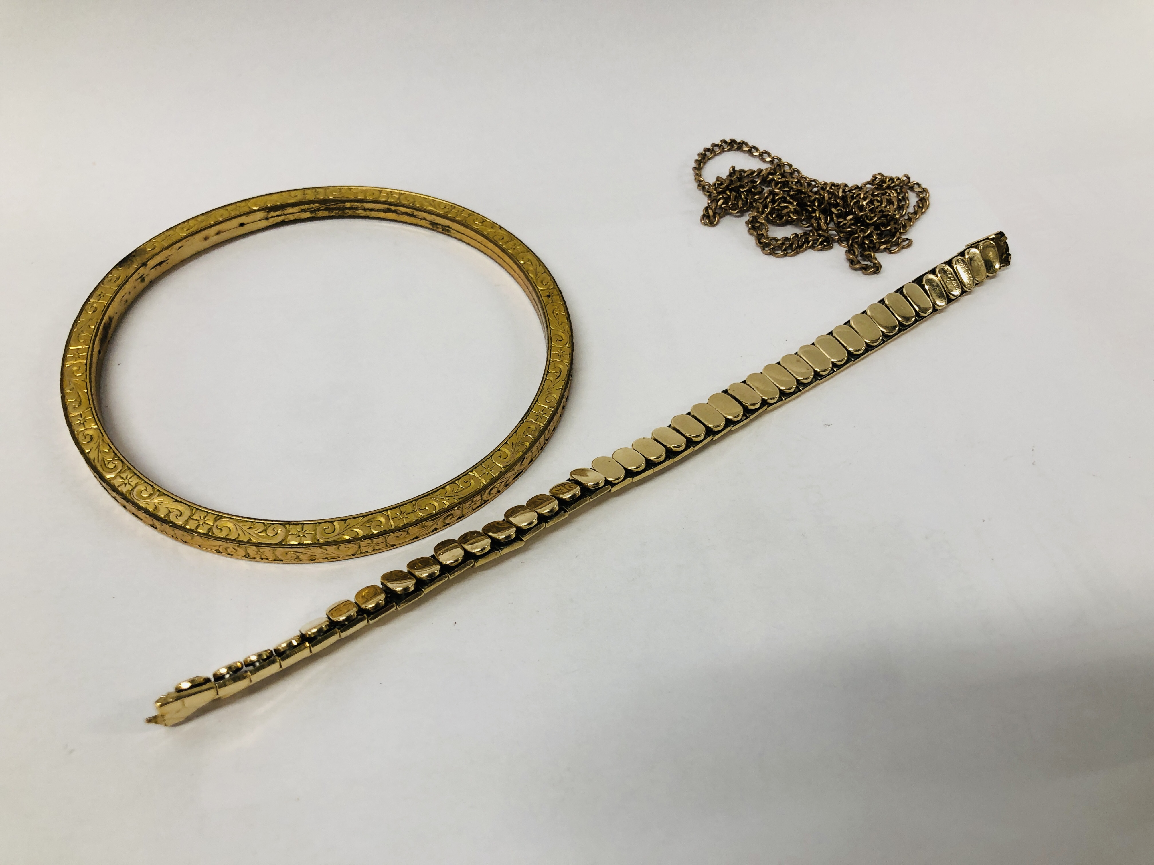A VINTAGE GOLD PLATED BANGLE, ROLLED GOLD WATCH STRAP, YELLOW METAL CHAIN A/F. - Image 6 of 13