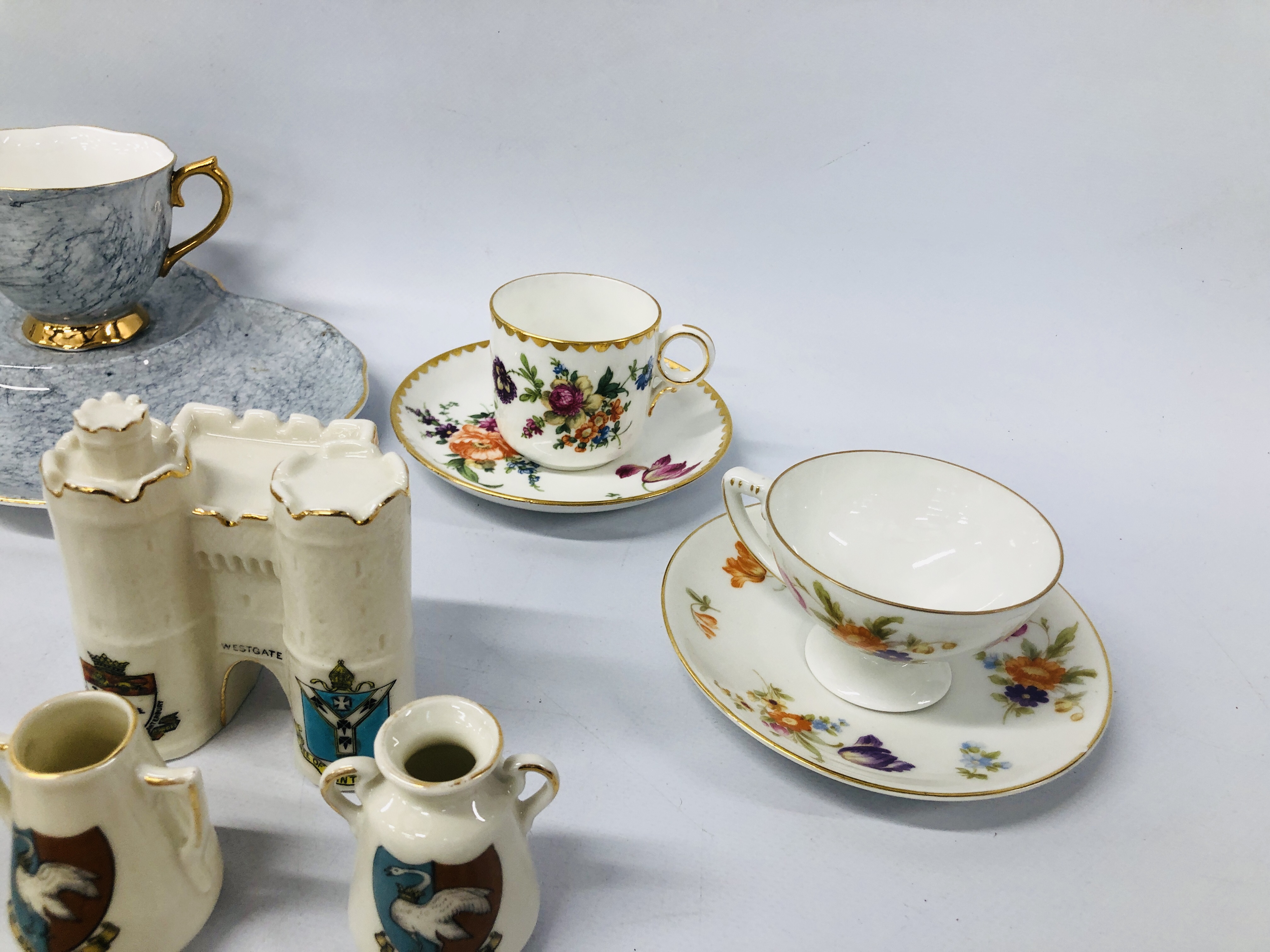 8 X VARIOUS CABINET CUPS AND SAUCERS TO INCLUDE ROYAL ALBERT "GOSSAMER" HAND PAINTED FLORAL DESIGN - Image 3 of 11