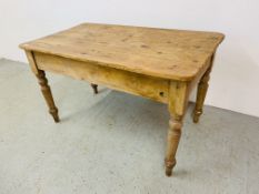 AN ANTIQUE PINE KITCHEN TABLE WITH TURNED LEGS WIDTH 65CM.