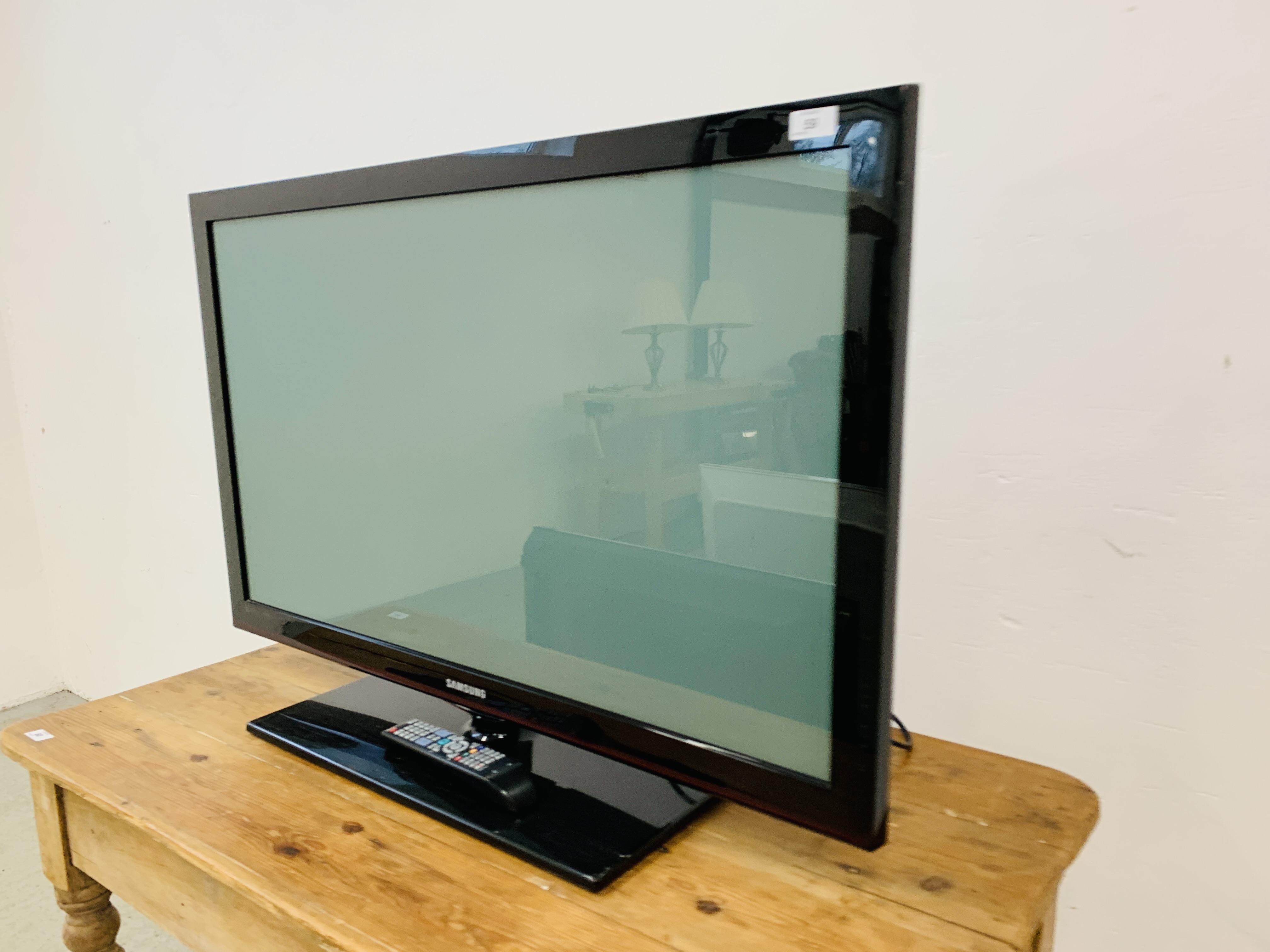 SAMSUNG 42 INCH TELEVISION WITH REMOTE - SOLD AS SEEN.