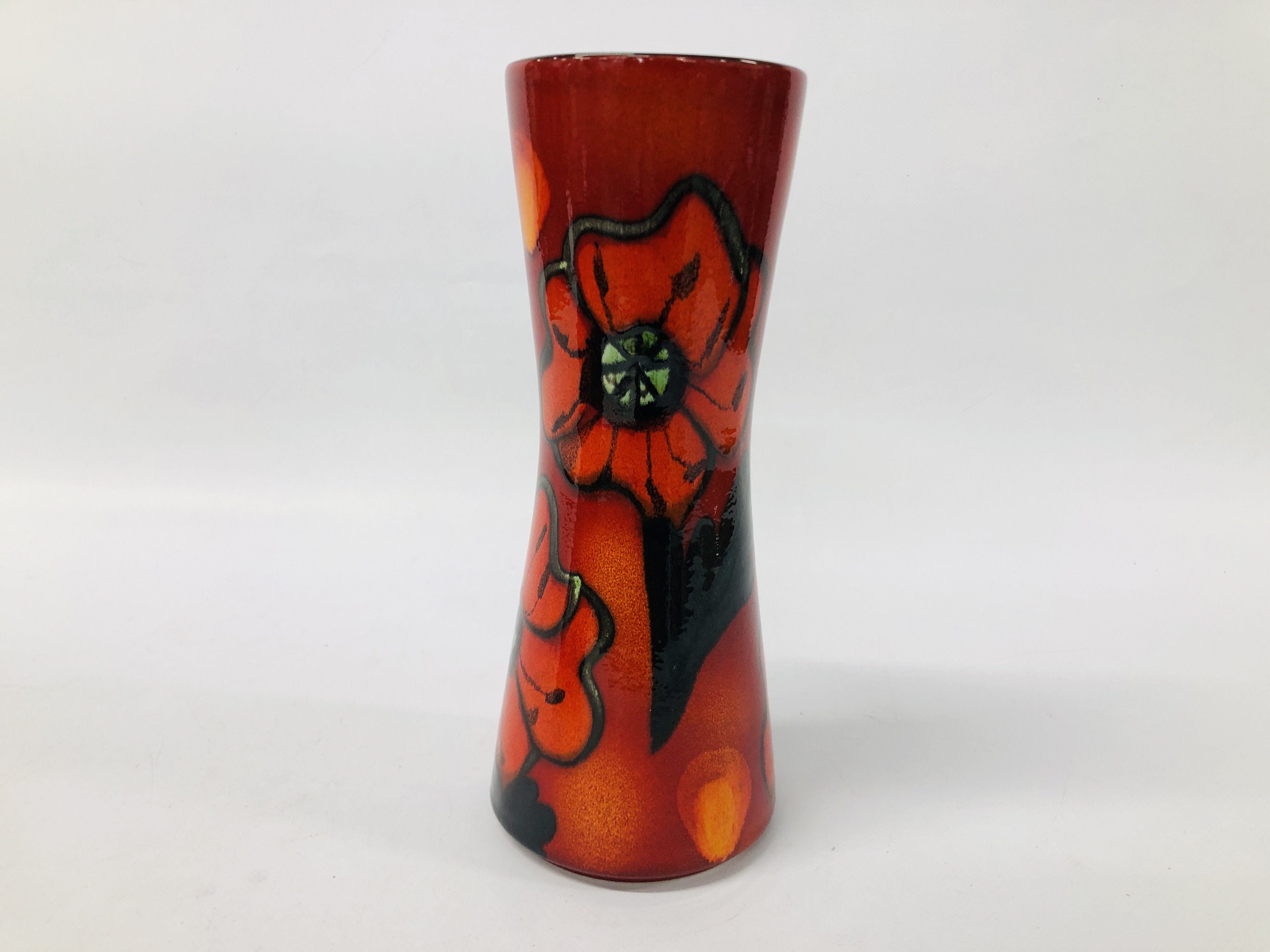 A POOLE POTTERY 'POPPYFIELD' HOURGLASS 24CM VASE WITH ORIGINAL BOX. - Image 2 of 6
