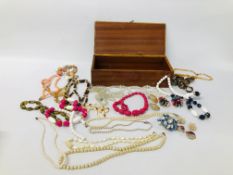 BOX OF ASSORTED VINTAGE BEADED NECKLACES TO INCLUDE GLASS,