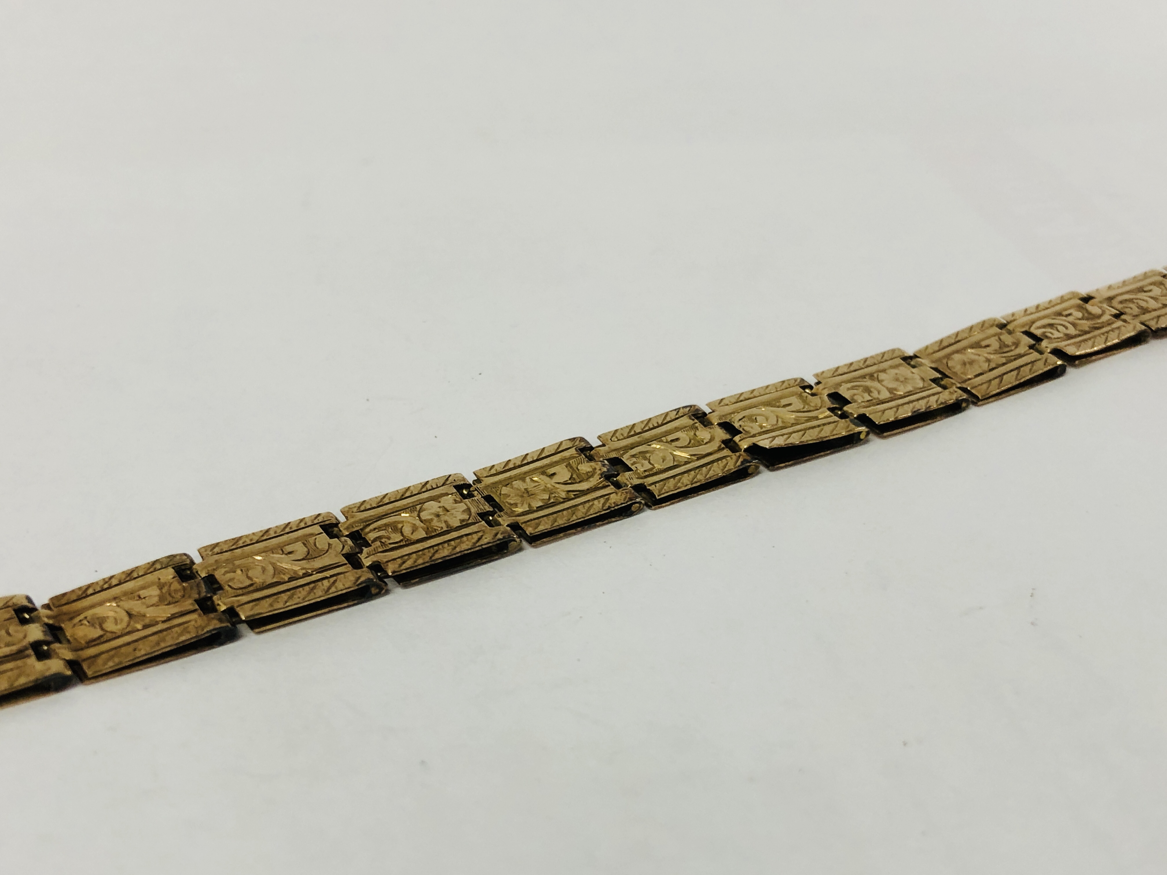 A YELLOW METAL BRACELET, UNMARKED (LACKING CLASP). - Image 4 of 10