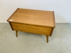 AN ARNOLD TEAK FITTED SEWING WORK BOX AND CONTENTS TO INCLUDE BUTTONS, NEEDLES,