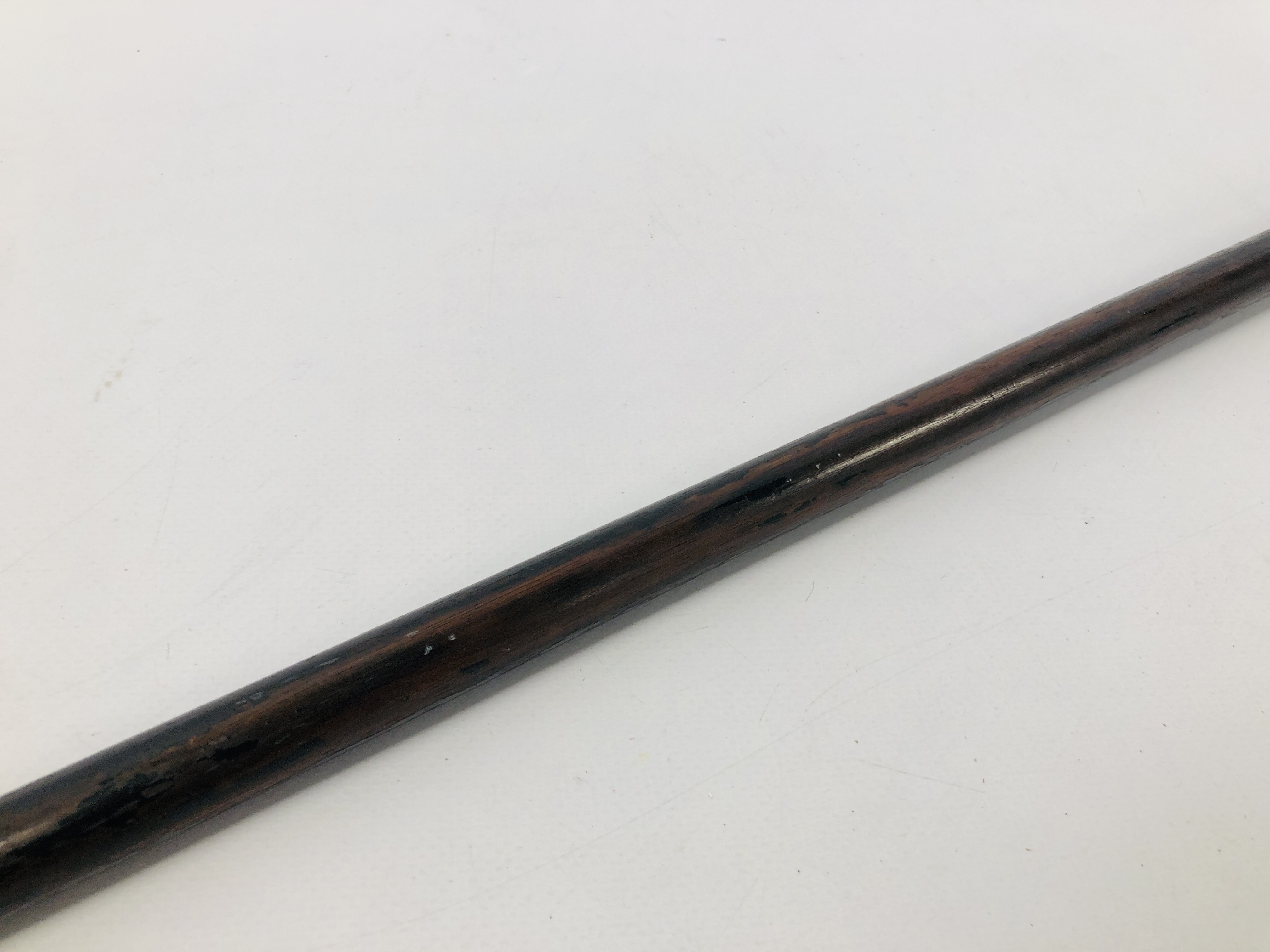 A VINTAGE EBONY HARDWOOD LACQUERED WALKING STICK WITH SILVER ENGRAVED MOUNTS - Image 4 of 14