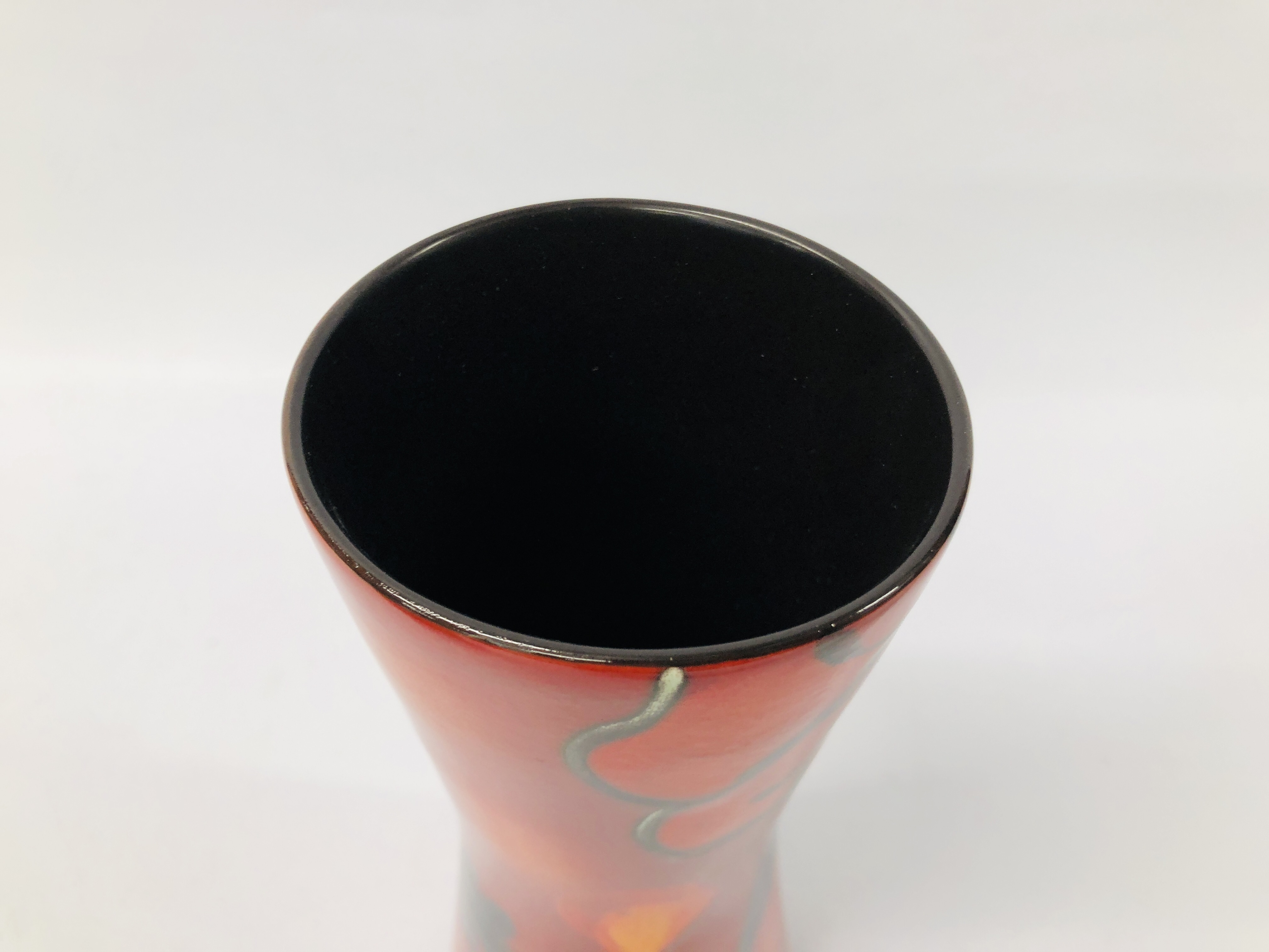 A POOLE POTTERY 'POPPYFIELD' HOURGLASS 24CM VASE WITH ORIGINAL BOX. - Image 4 of 6