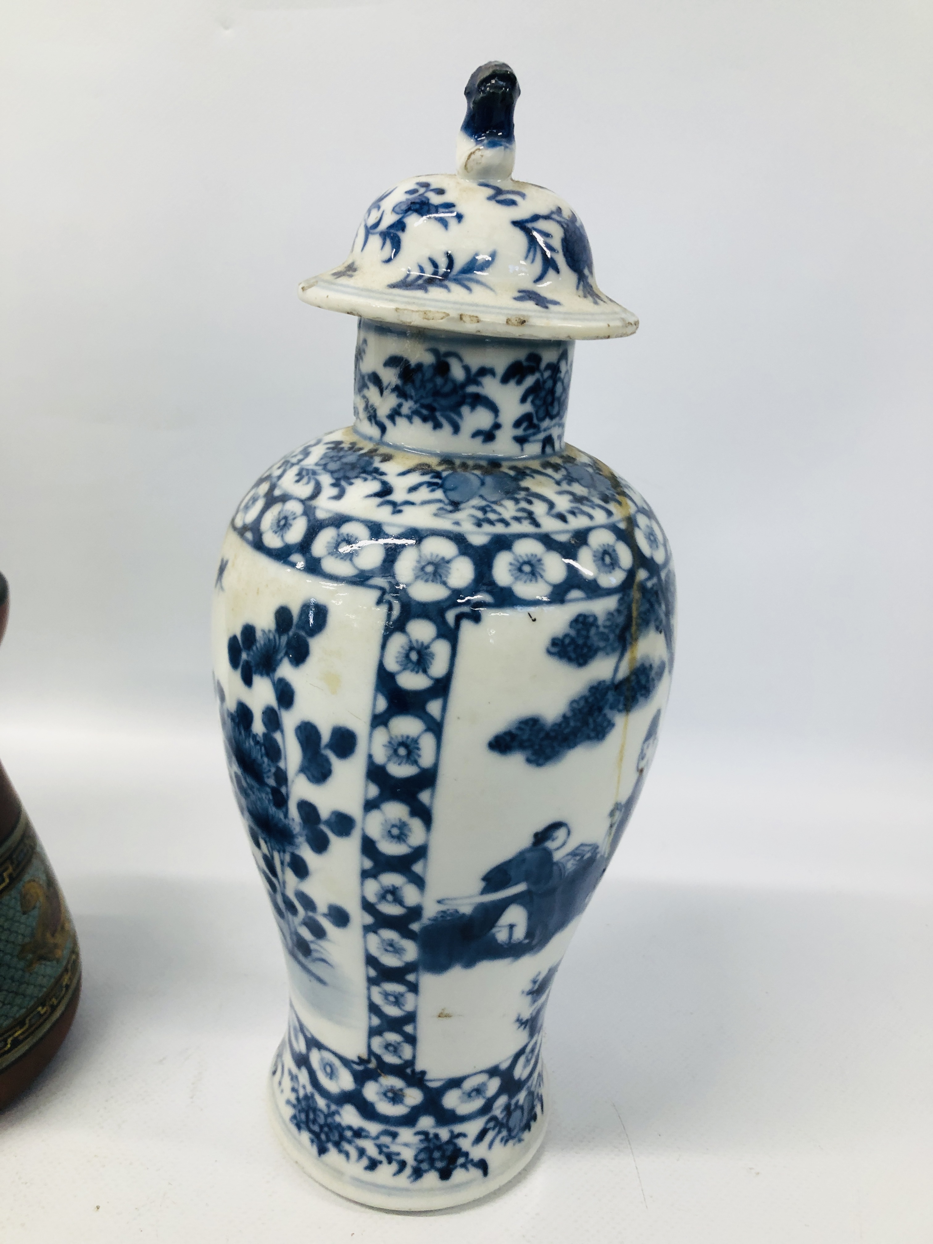 COLLECTION OF ORIENTAL CHINA TO INCLUDE A BLUE AND WHITE BALUSTER SHAPED VASE AND COVER (A/F), - Image 24 of 43