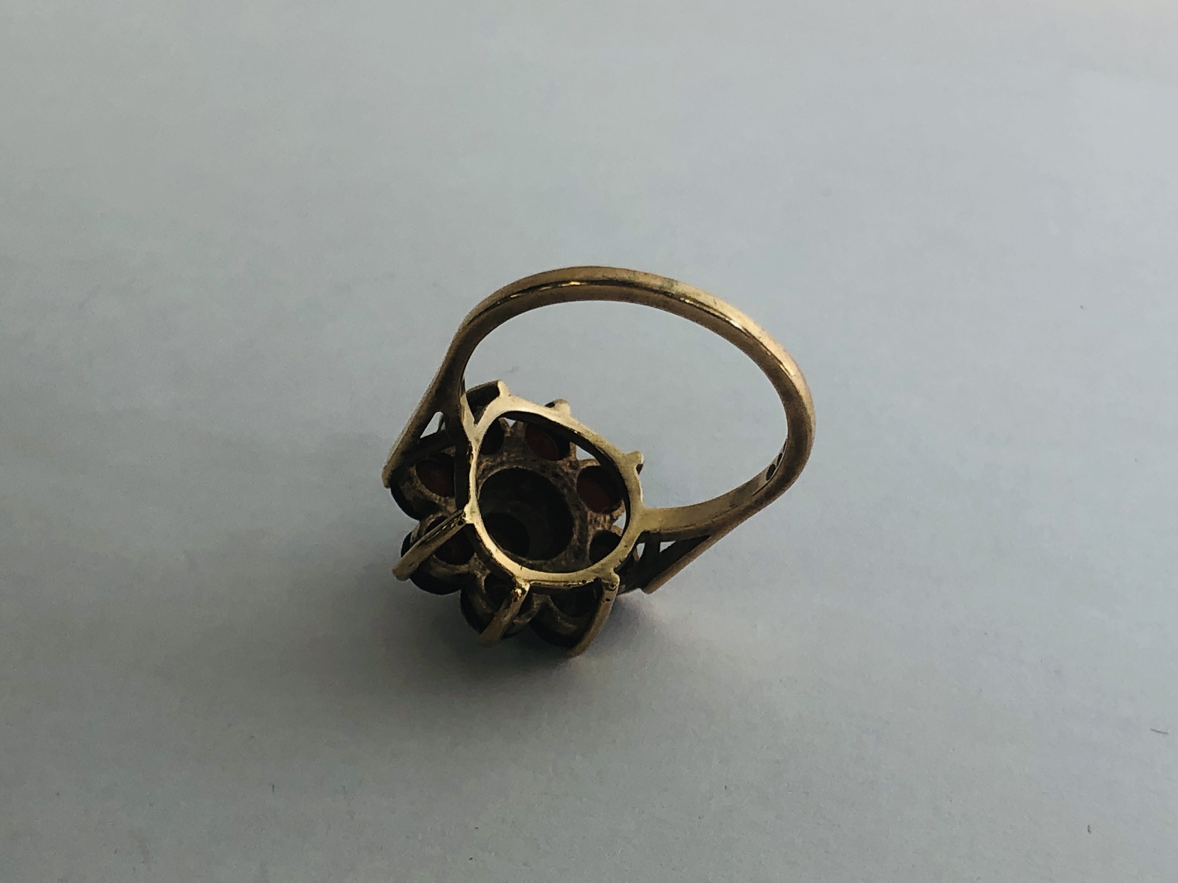 9CT GOLD LADIES RING, FLOWER HEAD DESIGN SET WITH GARNETS AND SEED PEARLS (1 SEED PEARL MISSING). - Image 6 of 9