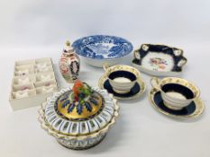 COLLECTION OF CABINET CHINA TO INCLUDE A PAIR OF WEDGWOOD TEA CUPS AND SAUCERS (CUP HAS A HAIRLINE