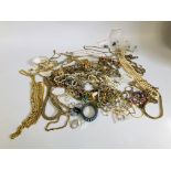 TIN OF COSTUME JEWELLERY TO INCLUDE SILVER, SIMULATED PEARLS, GOLD TONE JEWELLERY ETC.