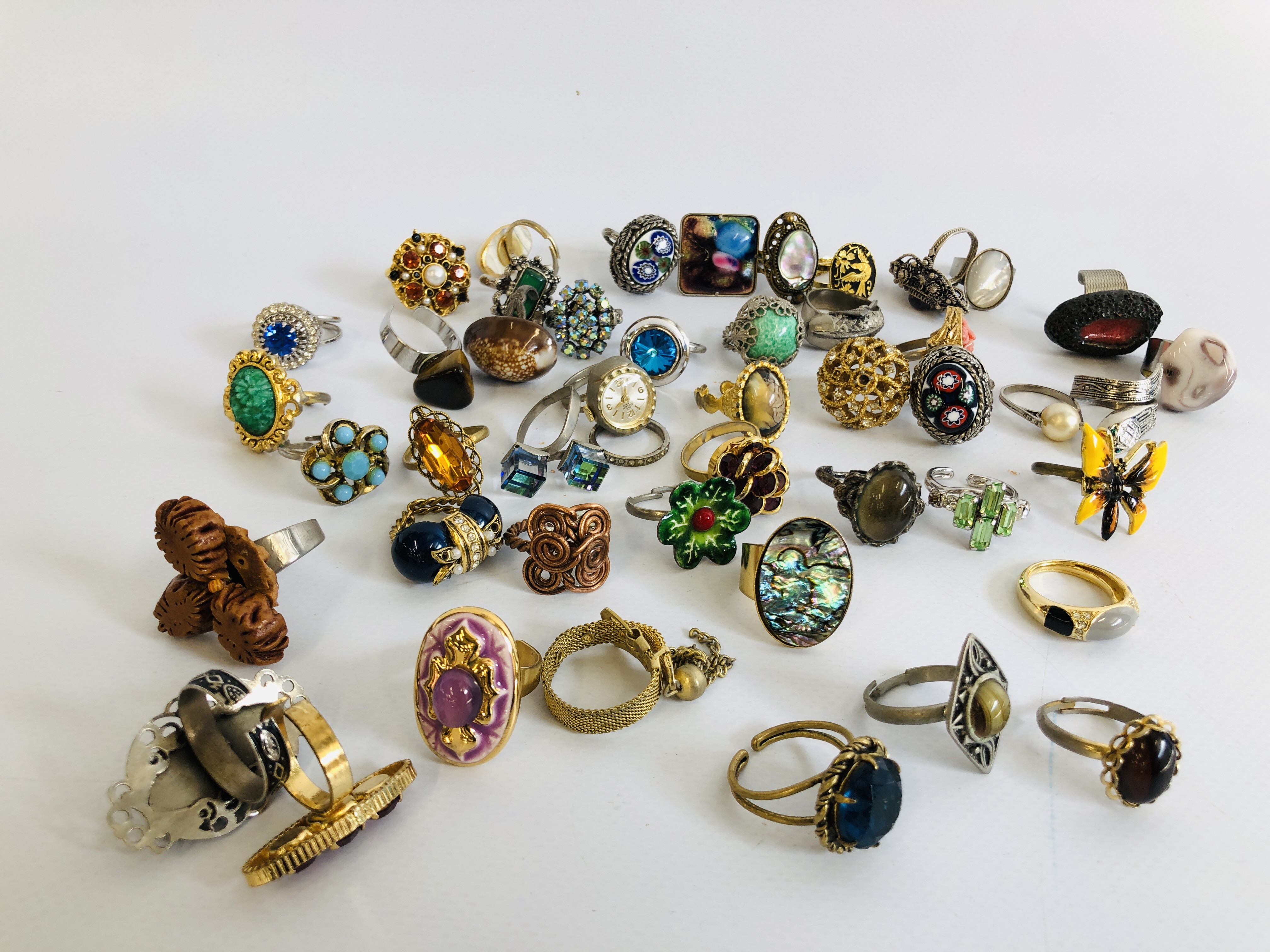 COLLECTION OF APPROX 46 ASSORTED COSTUME JEWELLERY RINGS MANY STONE SET EXAMPLES.