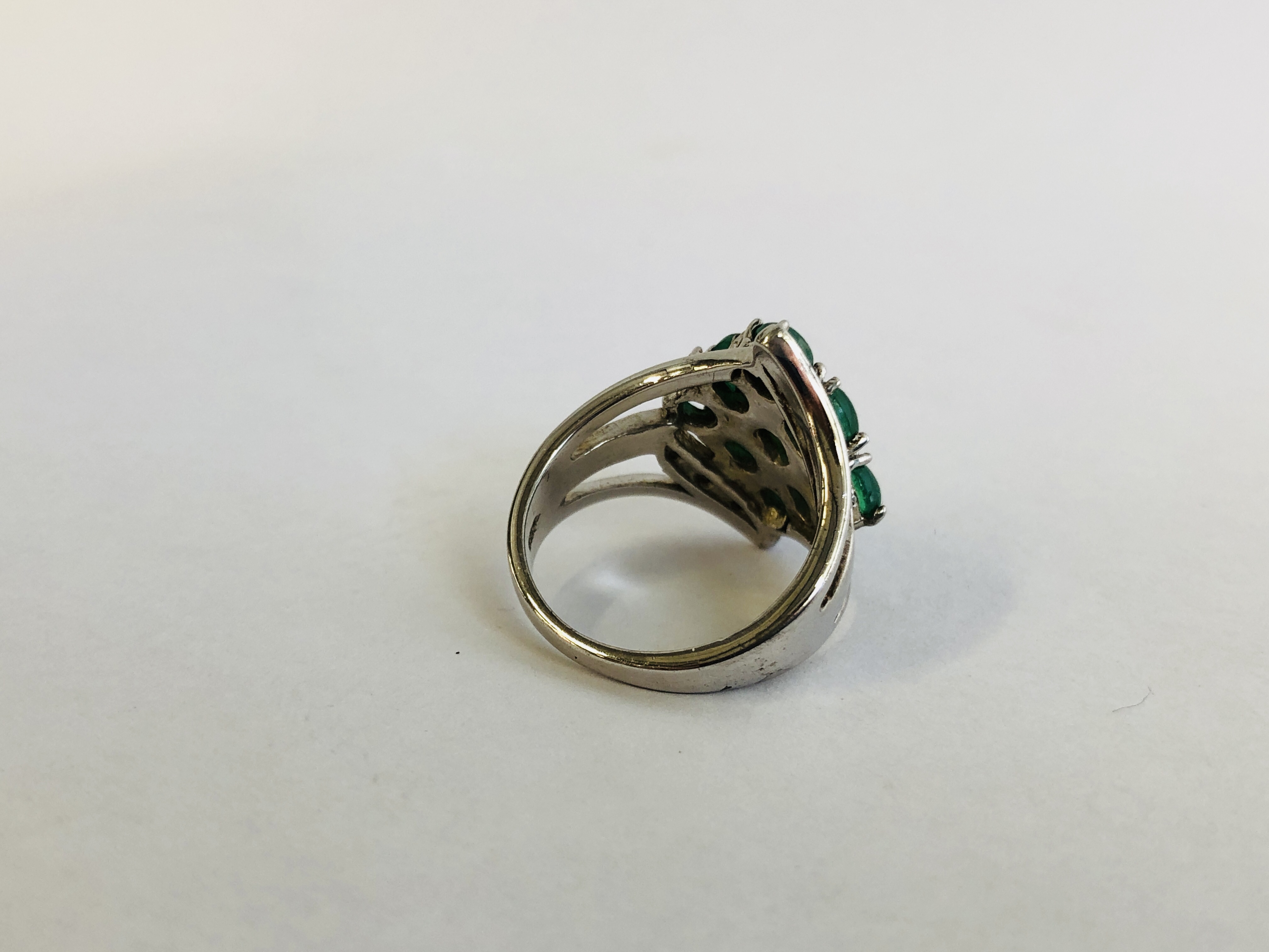 2 X DESIGNER SILVER RINGS, GREEN STONES IN A LOZENGE DESIGN AND CLAW SET DEEP PINK STONE. - Image 4 of 16