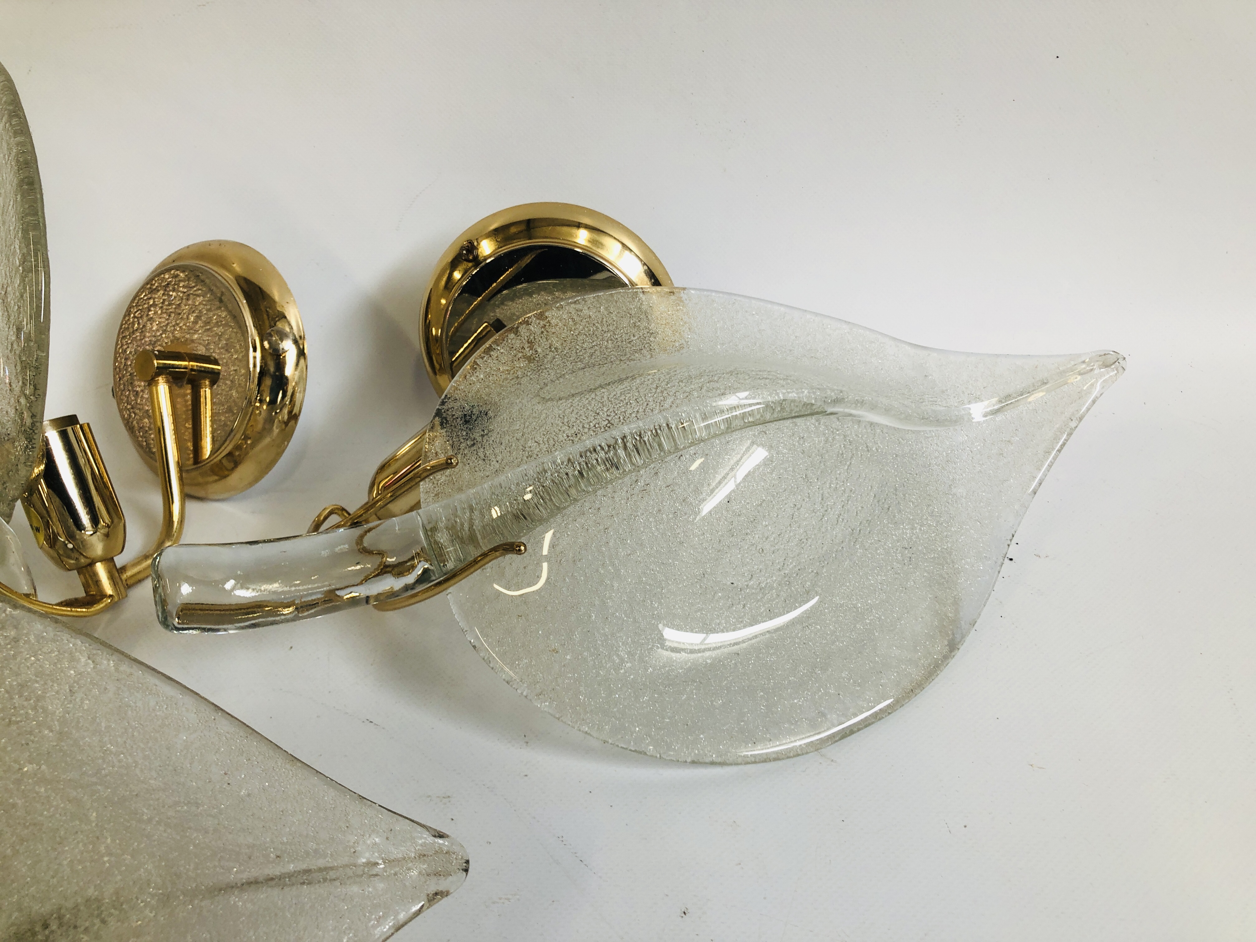 SET OF THREE ART GLASS LEAF DESIGN WALL LIGHT FITTINGS - Image 3 of 3