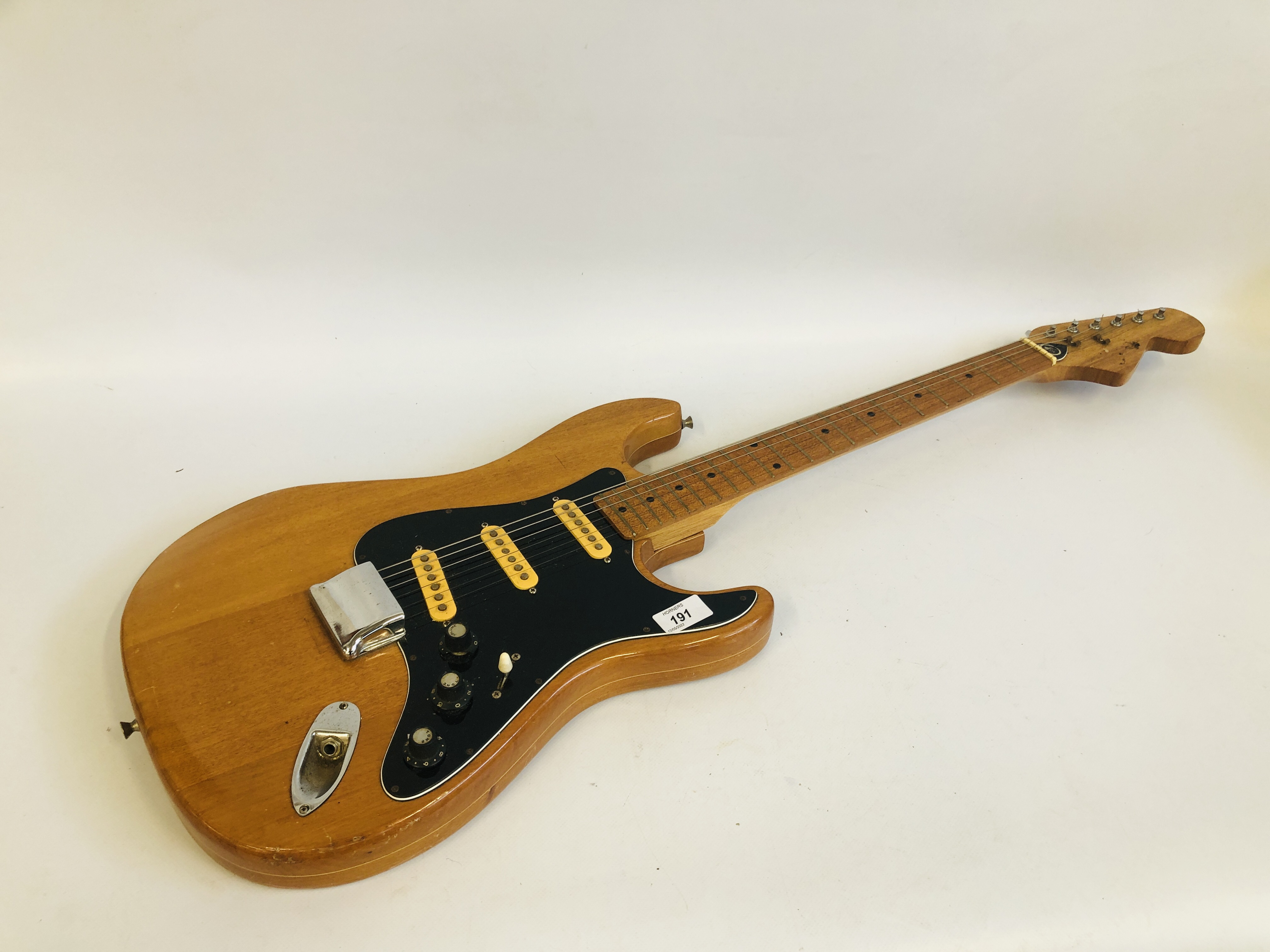 A KAY ELECTRIC GUITAR IN WOOD LAMINATE FINISH ALONG WITH TRAVEL CASE (A/F)