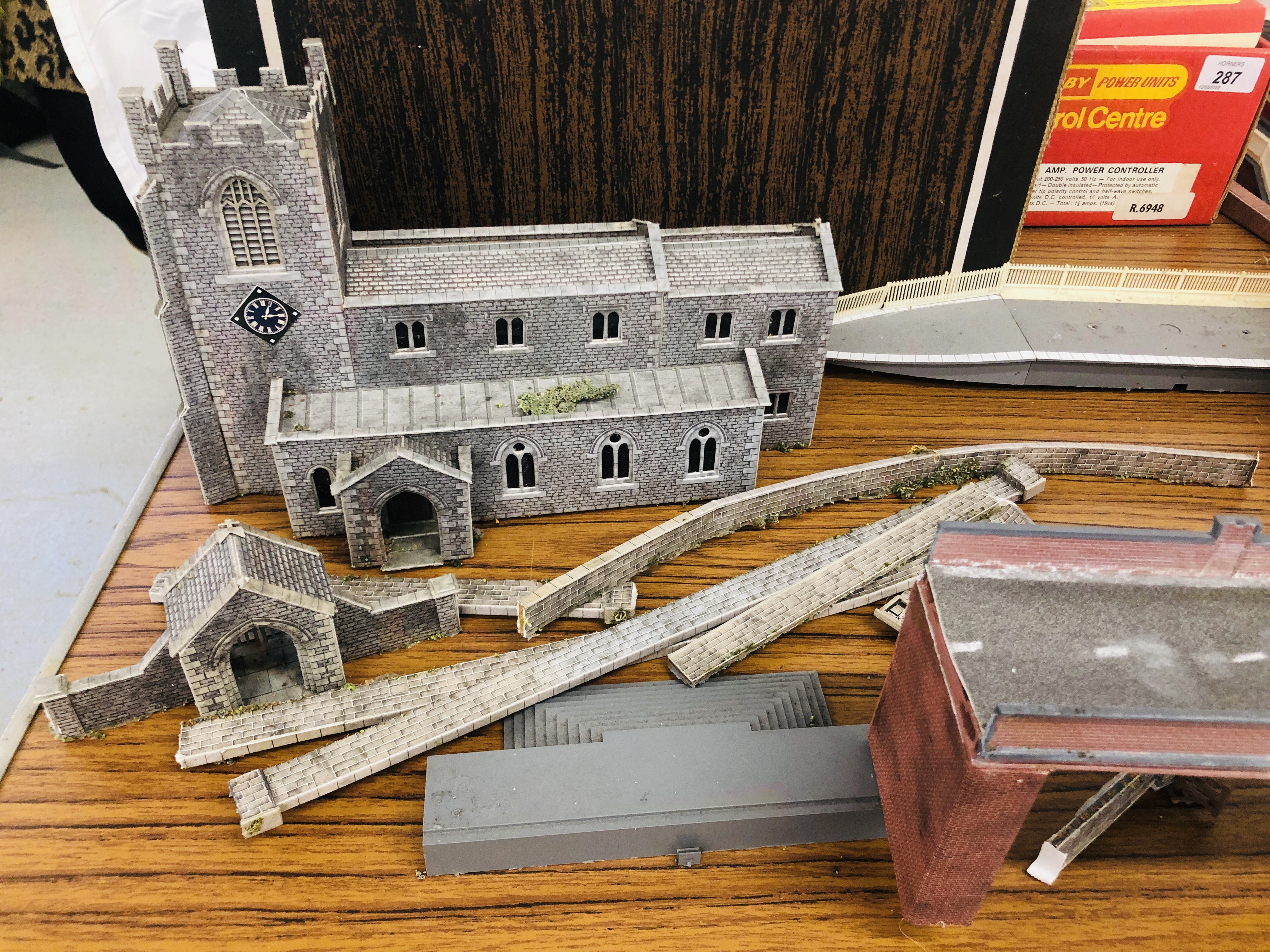 A QUANTITY OF MODEL RAILWAY TRACK SIDE BUILDINGS, PLATFORMS, - Image 2 of 8